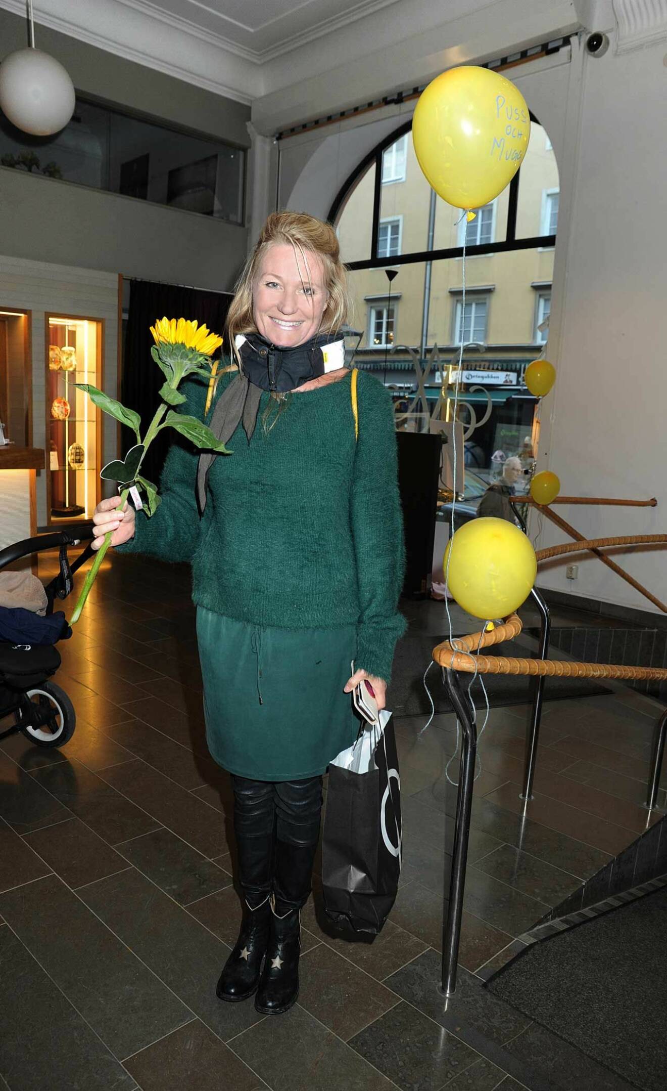 Reklamaren Emilie Röhl kom med en vacker solros till författarinnan.
