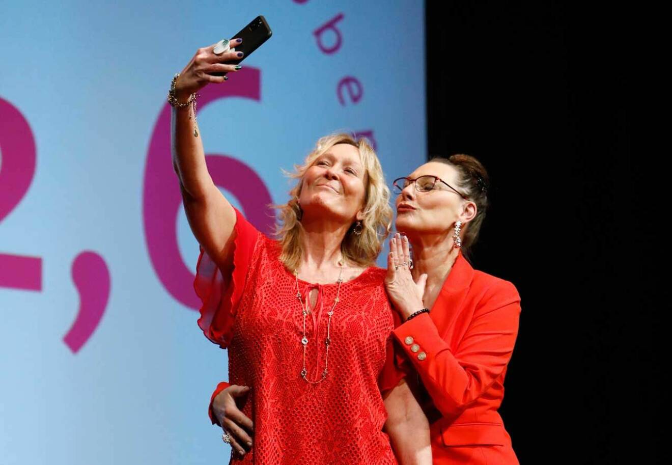 Pamela Andersson och Tina Leijonberg tog en selfie på scenen.