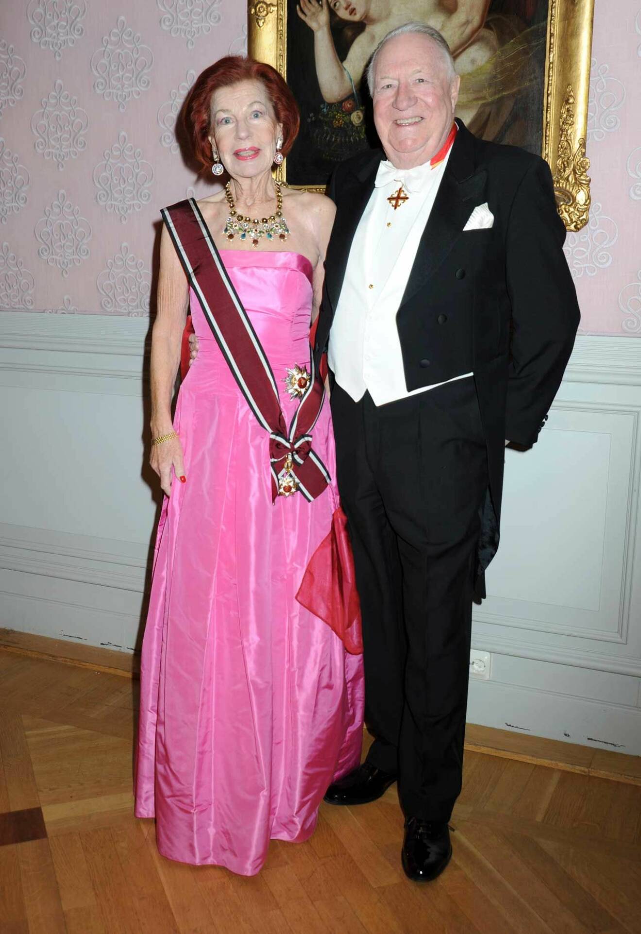I vacker rosa klänning kom ambassadör Karin Ehnbom Palmqvist med make Lars.