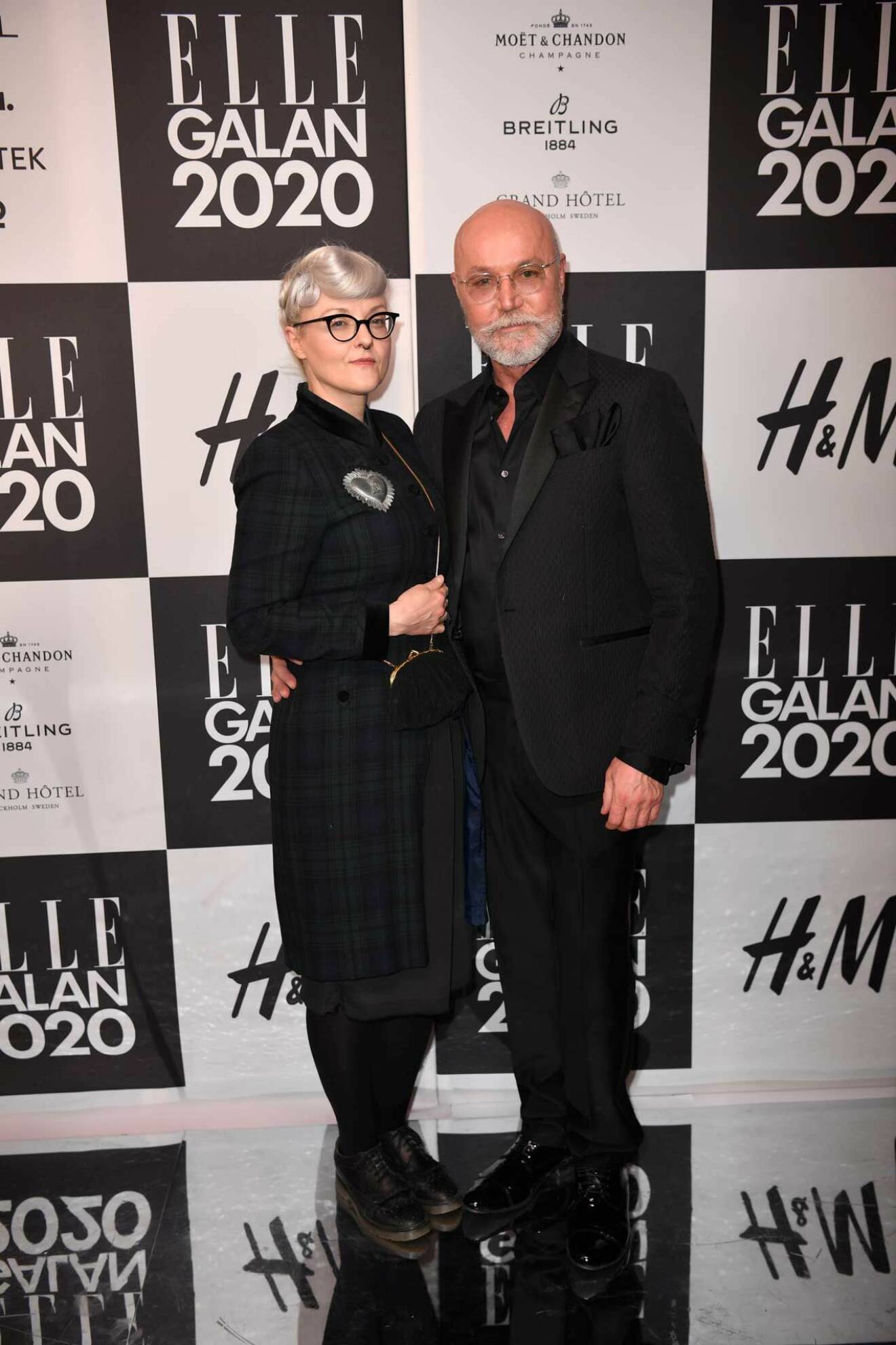 Dressed in black! Designern Bea Szenfeld och hovfrisören Peter Hägelstam anländer till galan på Grand Hotel.