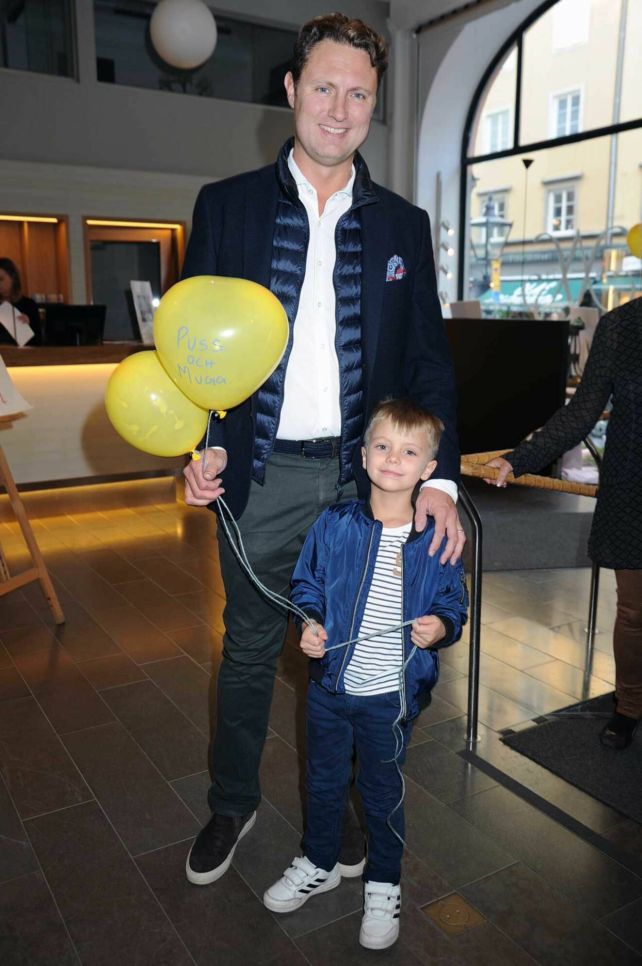 Martin Schmidt och sonen Adrian med kvällens fina hjärtballonger.