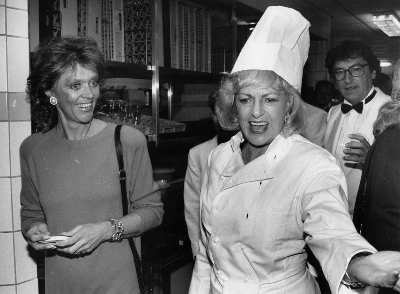 Alice visar runt prinsessan Birgitta, då hon agerar kock på Grand Hôtel i Stockholm. I bakgrunden ses Magnus Härenstam. Året är 1989.