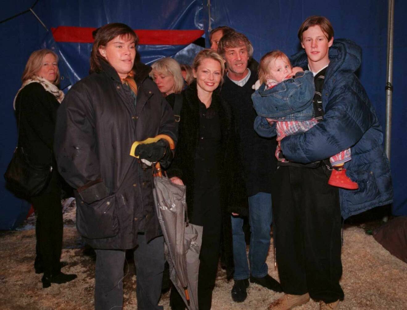 Helena Bergström och Colin Nutley med familj och vänner i premiärminglet på Galärvarvet.