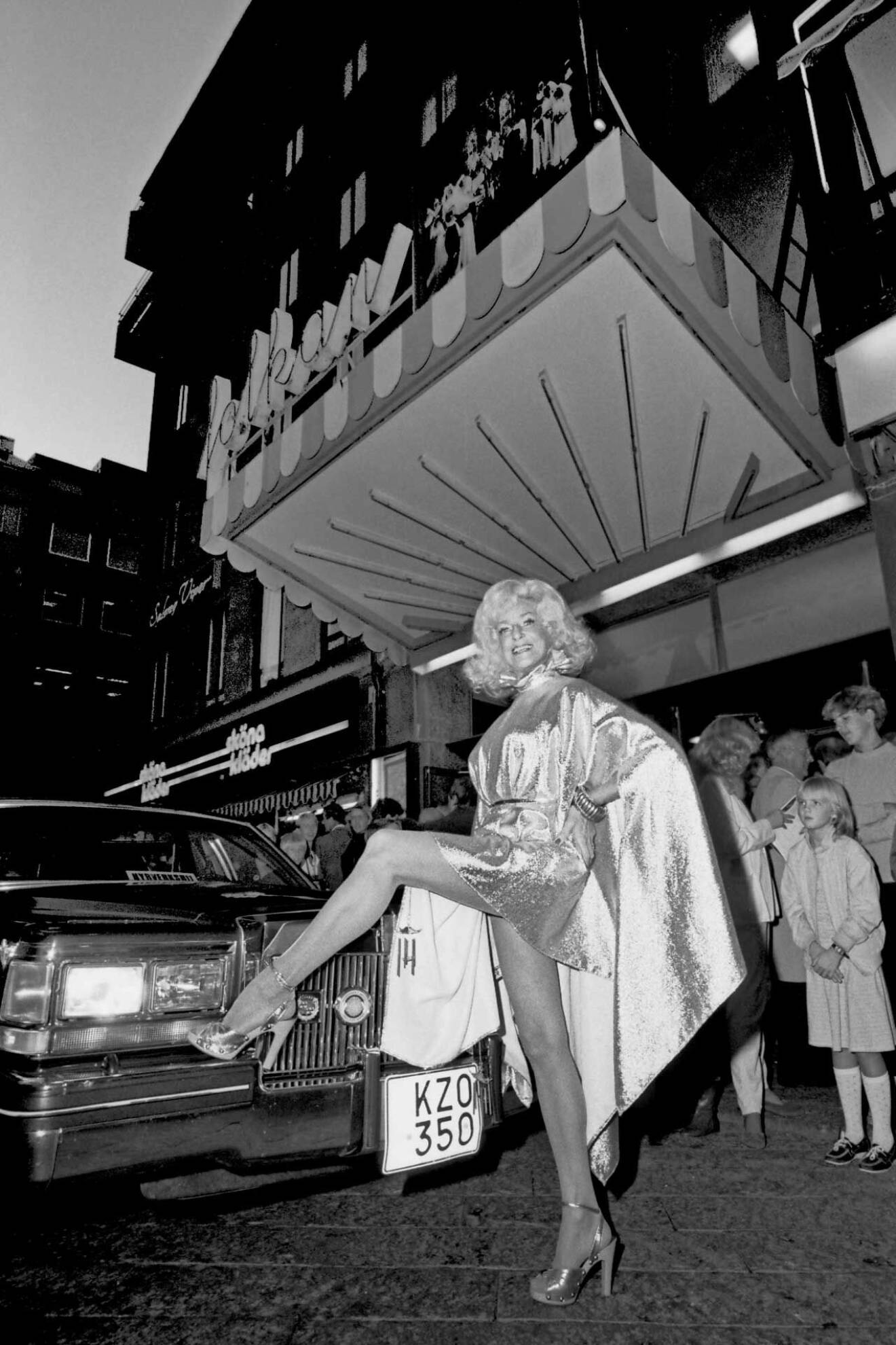 Att klä upp sig i festklänningar och bli fotograferad var Alices stora passion. Här vid en premiär på Folkan 1983.