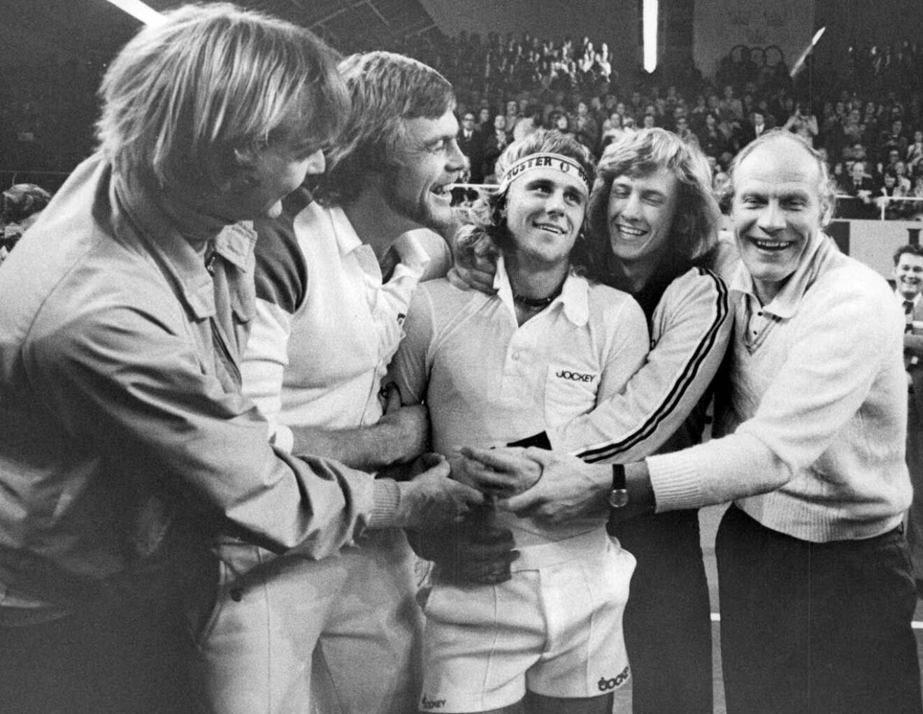Tennisspelarna Birger Andersson, Ove Bengtson, Björn Borg, Rolf Norberg och kaptenen Lennart Bergelin firar segern i Davis Cup mot Tjeckoslovakien i Kungliga Tennishallen i Stockholm, 1975. 