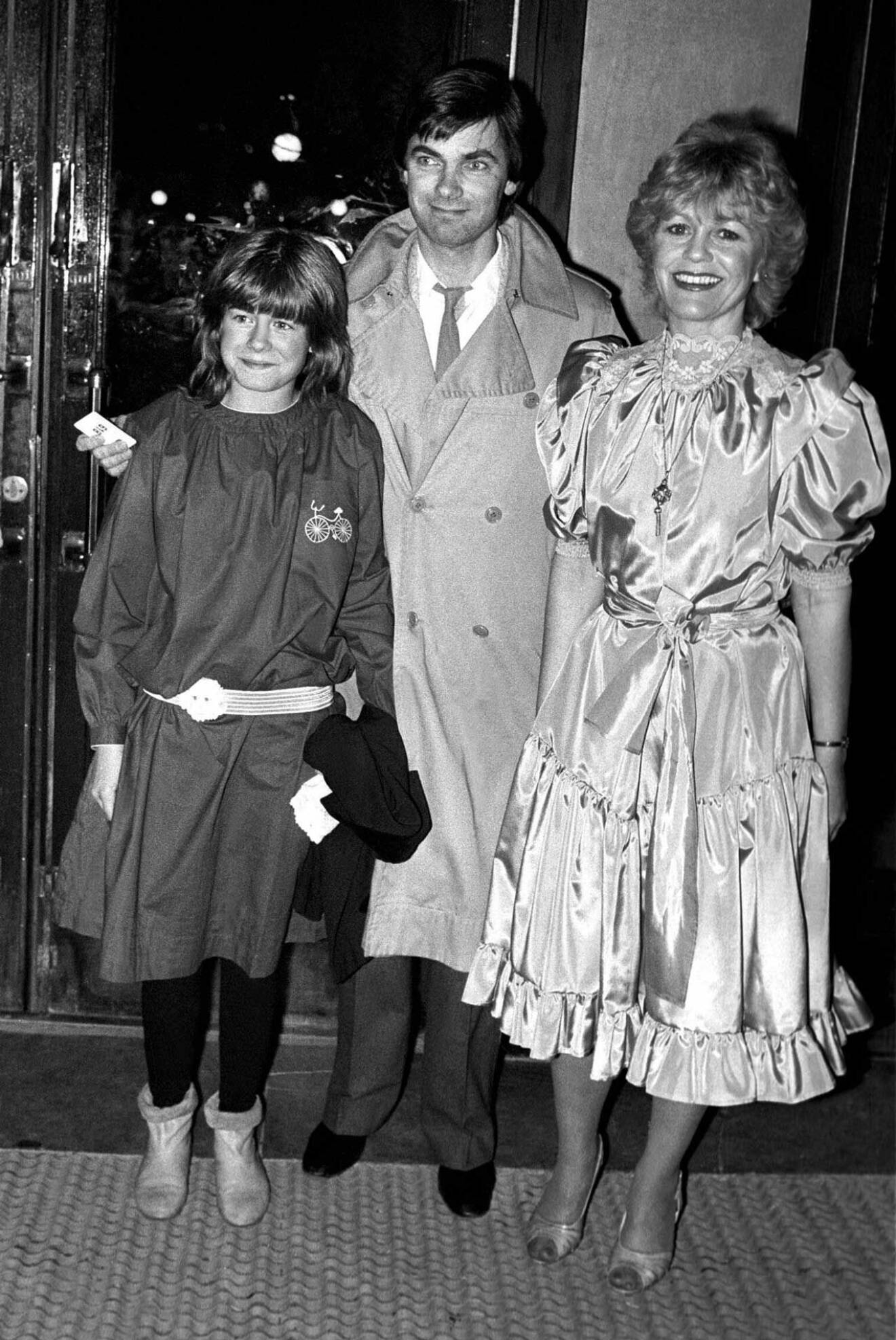 En ung Pernilla med pappa Hans och mamma Christina vid en premiär 1982.