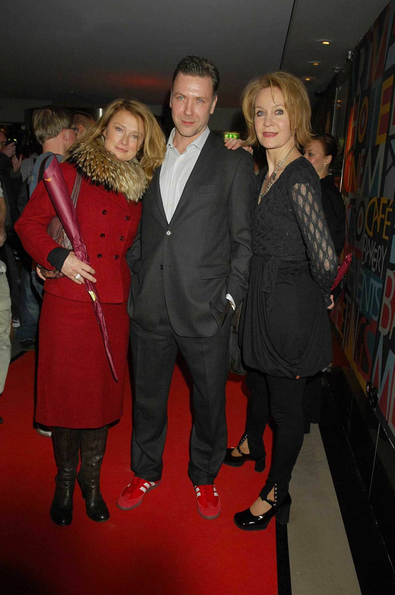 Med kollegorna Mikael Persbrandt och Maria Lundqvist på galapremiär för filmen Himlens hjärta 2008. 
