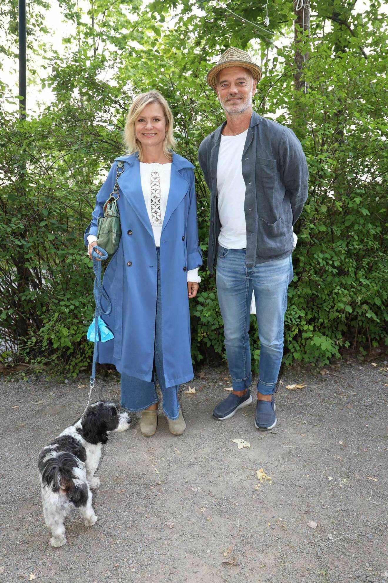 Nyhetsankaret Ulrika Nilsson med pojkvännen och skådespelaren Niklas Hjulström samt hunden Zorro.