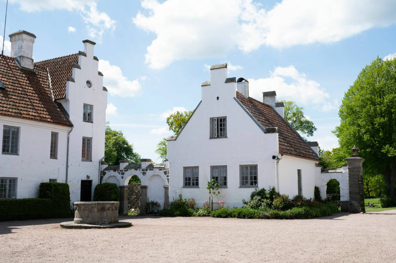 Bosjökloster med anor från medeltiden, då ett nunnekloster grundades där, ligger vackert alldeles vid kanten av Ringsjön i Skåne. 