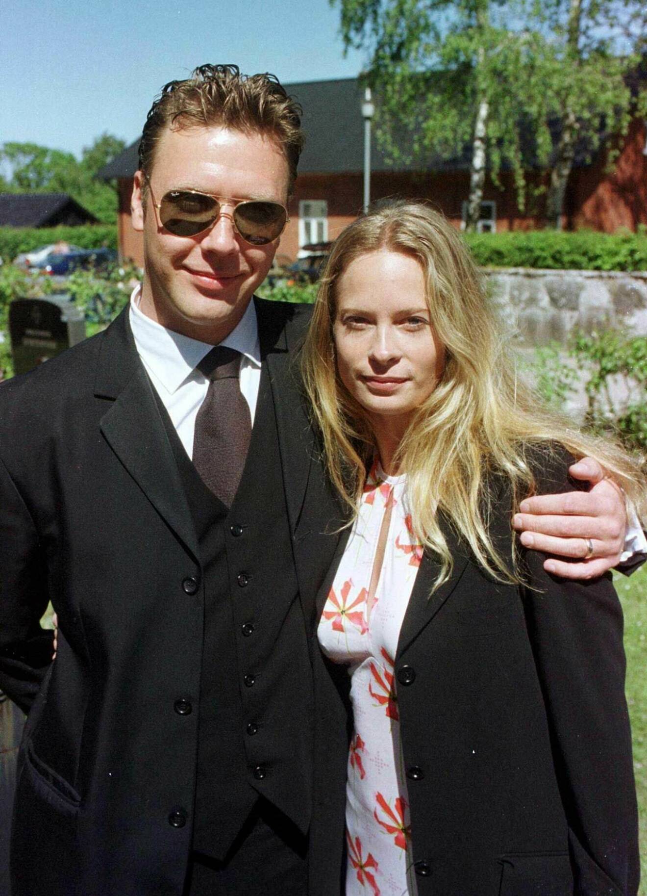 Mikael och Maria Bonnevie i juni år 2000 på Richard Hobert och Lena Endres bröllop utanför Kivik i Skåne.