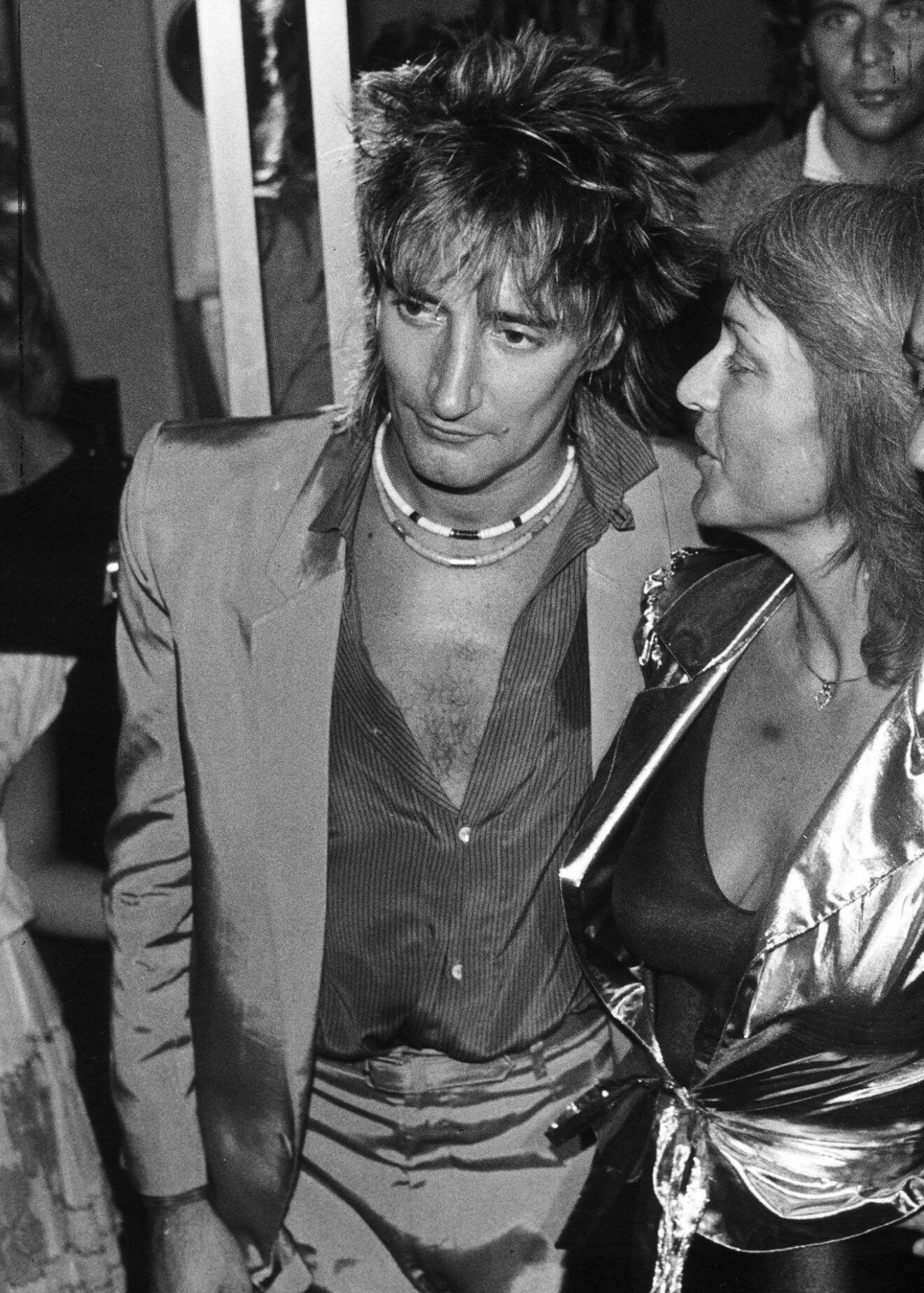 En varm festkväll i juni 1983, superstjärnan Rod Stewart kommer till nattklubben Alexandras och välkomnas, givetvis, av Alexandra.