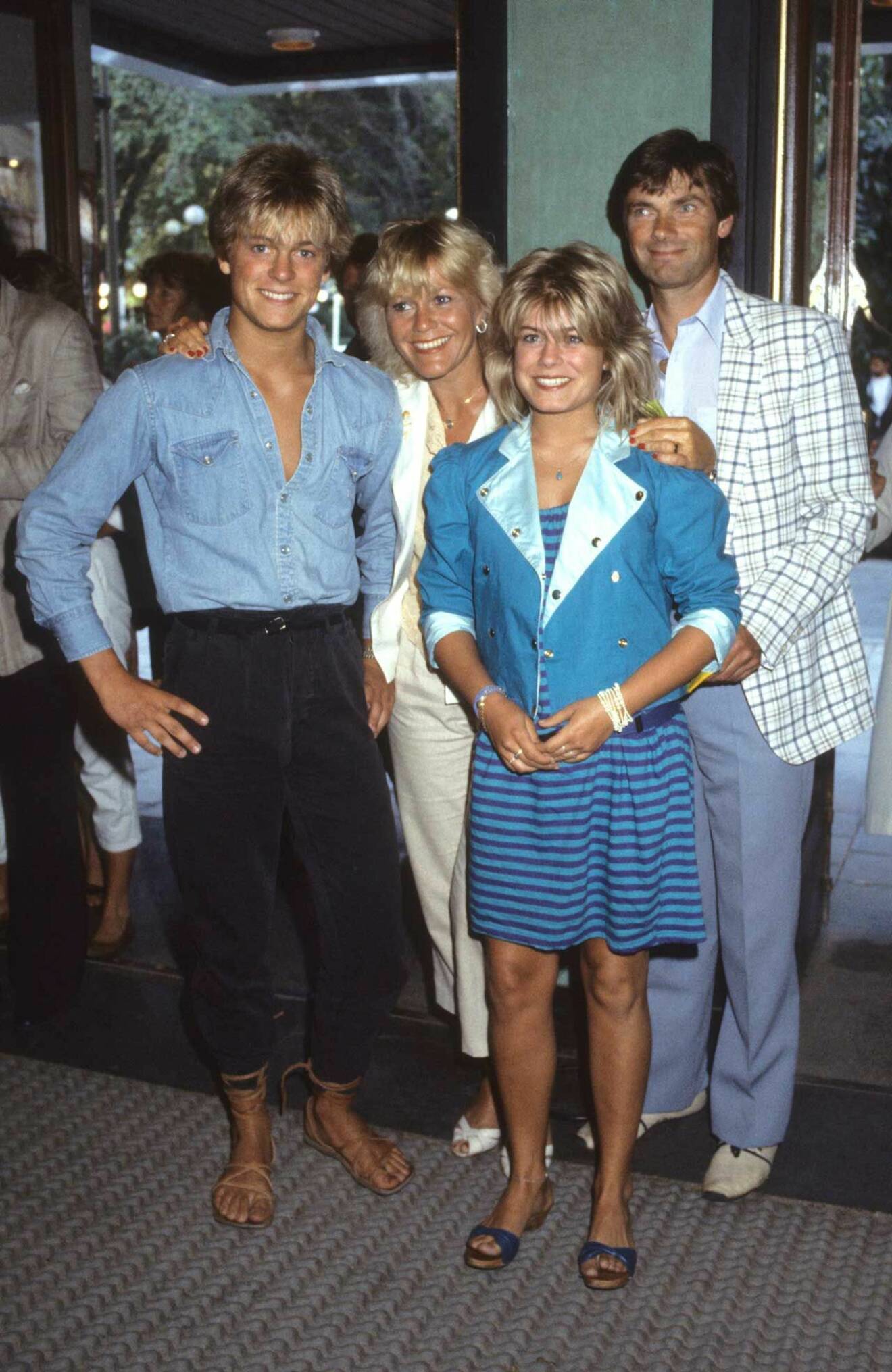 En sådan härlig bild! Christina och Hans med Pernilla och Niclas, året är 1983 och spana gärna in brorsan Niclas sandaler!
