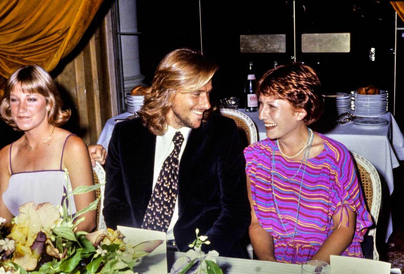 I festminglet med hustrun Mariana i slutet av 1970-talet. Till vänster amerikanI festminglet med hustrun Mariana i slutet av 1970-talet. Till vänster amerikanska tennisspelerskan Chris Evert Lloyd.ska tennisspelerskan Chris Evert Lloyd.