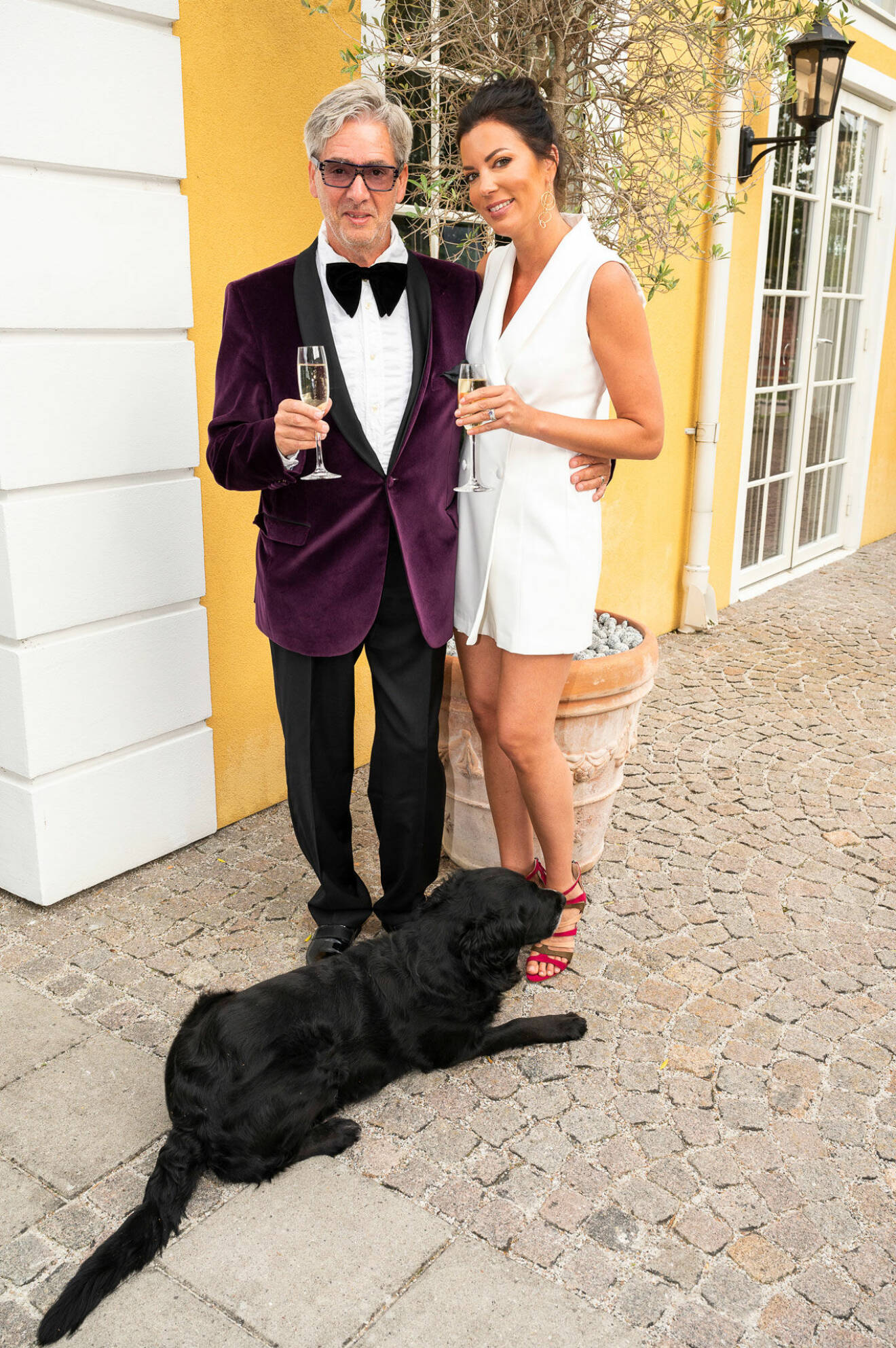 Kvällens värdpar! Slottsägaren Anders Jarlskog och makan Sanna, samt hunden Alice.