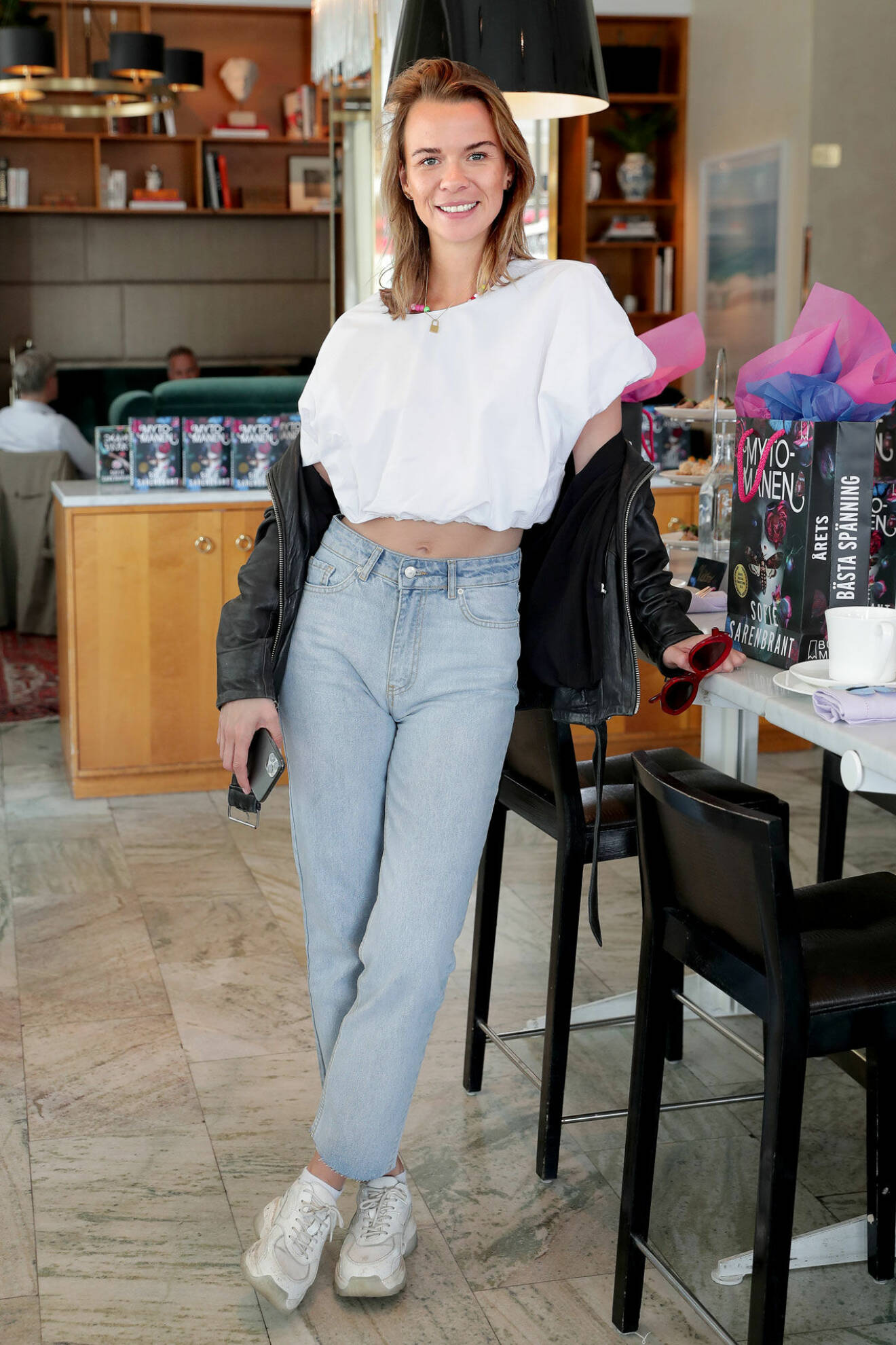 Influencern Margaux Dietz i avslappnad sommarstil  à la jeans  och vit blus.