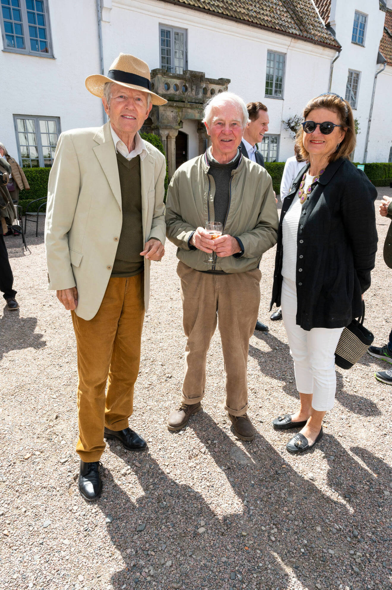 Ekonomijournalisten Henric Borgström med greve Tord Bonde, som äger Bosjökloster, och makan Cecilia Borgström Gyllenkrok.