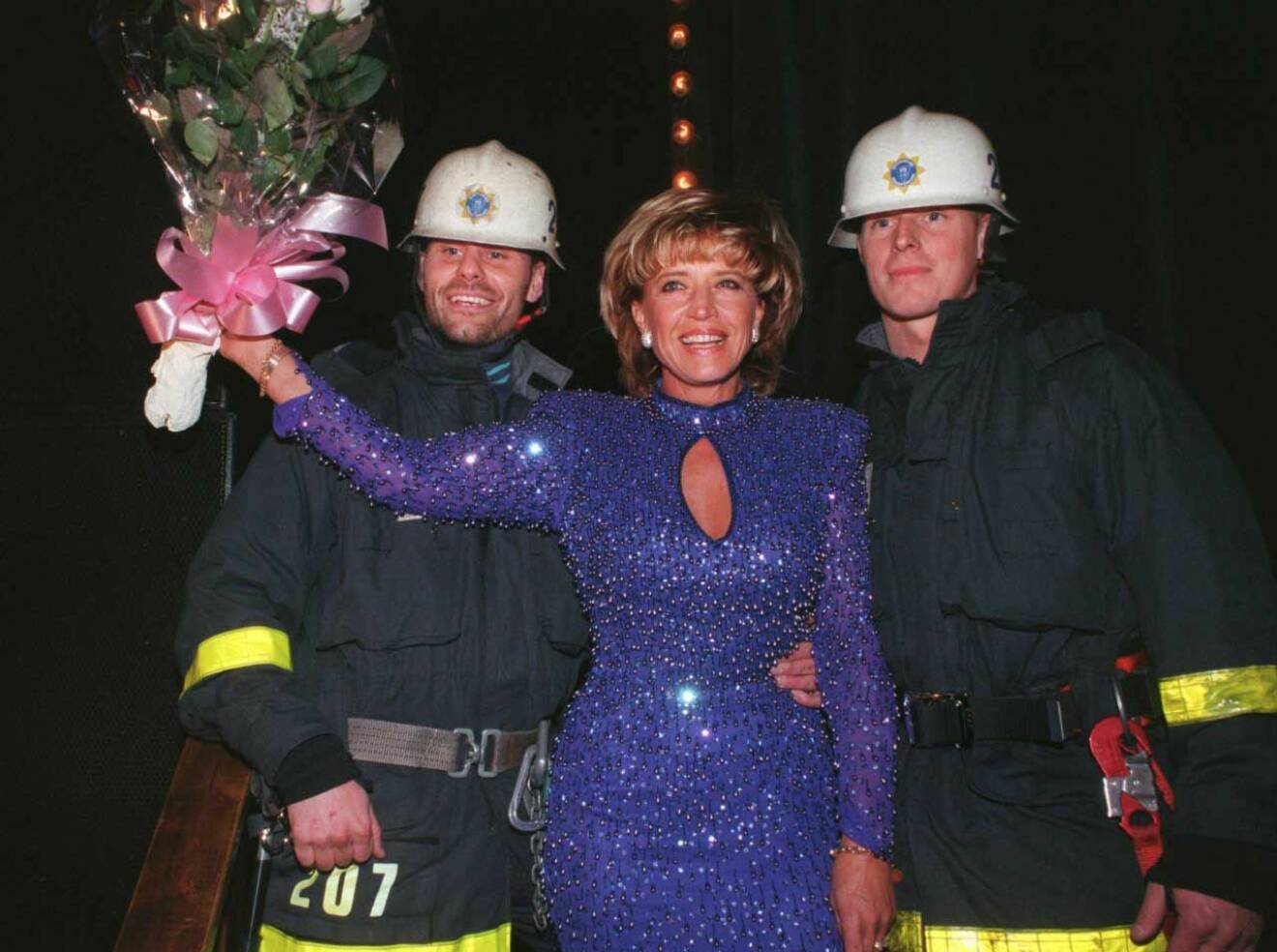 Vilken härlig jubilar! Barbro fick stilig hjälp upp på scenen av två brandmän från Stockholms brandkår.
