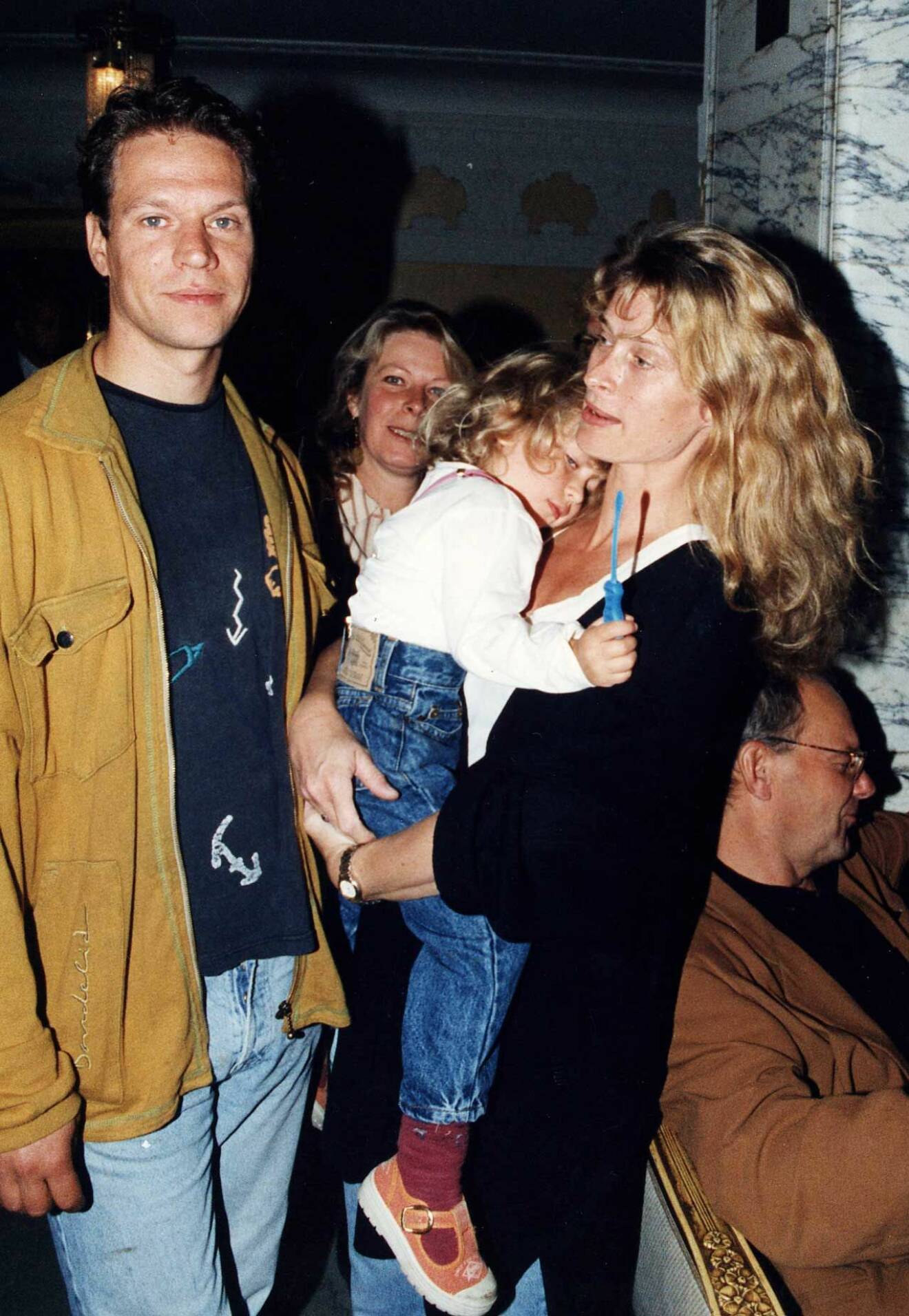 1999 med dåvarande maken skådespelaren Thomas Hanzon och ett av parets barn.