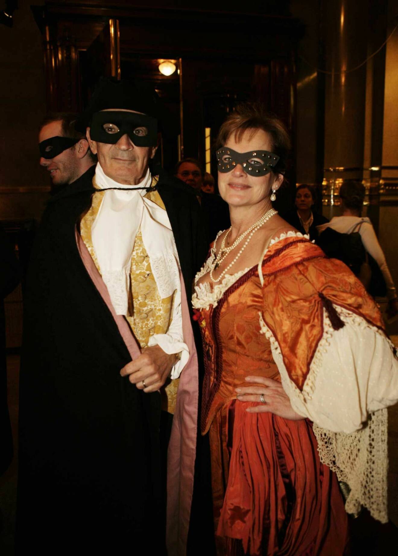 Stiliga! Ulf Adelsohn och dåvarande kulturminister Lena Adelsohn Liljeroth i maskeradminglet.