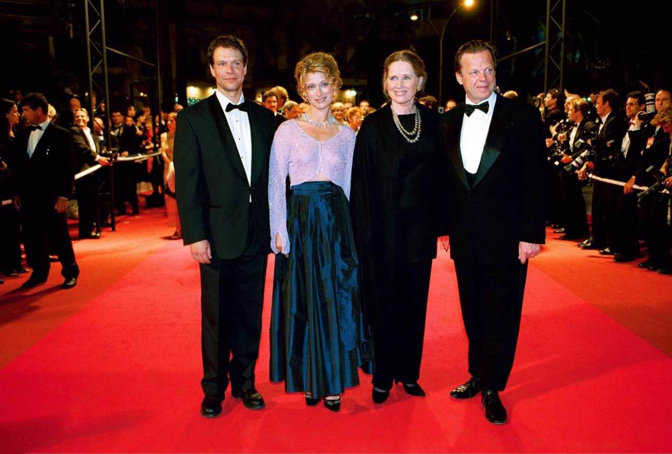 På röda mattan på filmfestivalen i Cannes år 2000 där kvartetten medverkade med filmen Trolösa. Thomas Hanzon, Lena, Liv Ullmann och Krister Henriksson.