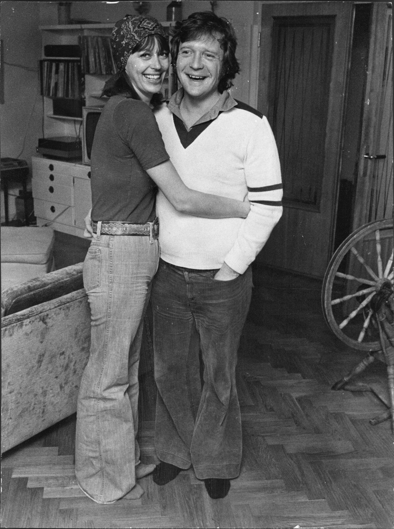 Lill och Brasse Brännström var ett av landets hetaste par under 1970-talet. Här i kramtagen år 1975.