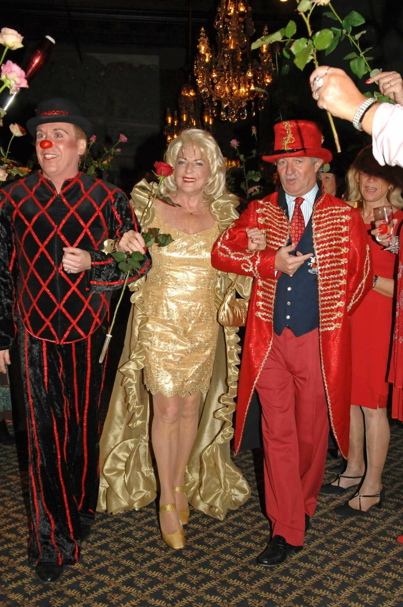 Eskorterad av Sven von Essen och Deri Rowlands till sin 90-års fest på Grand Hôtel 2005.
