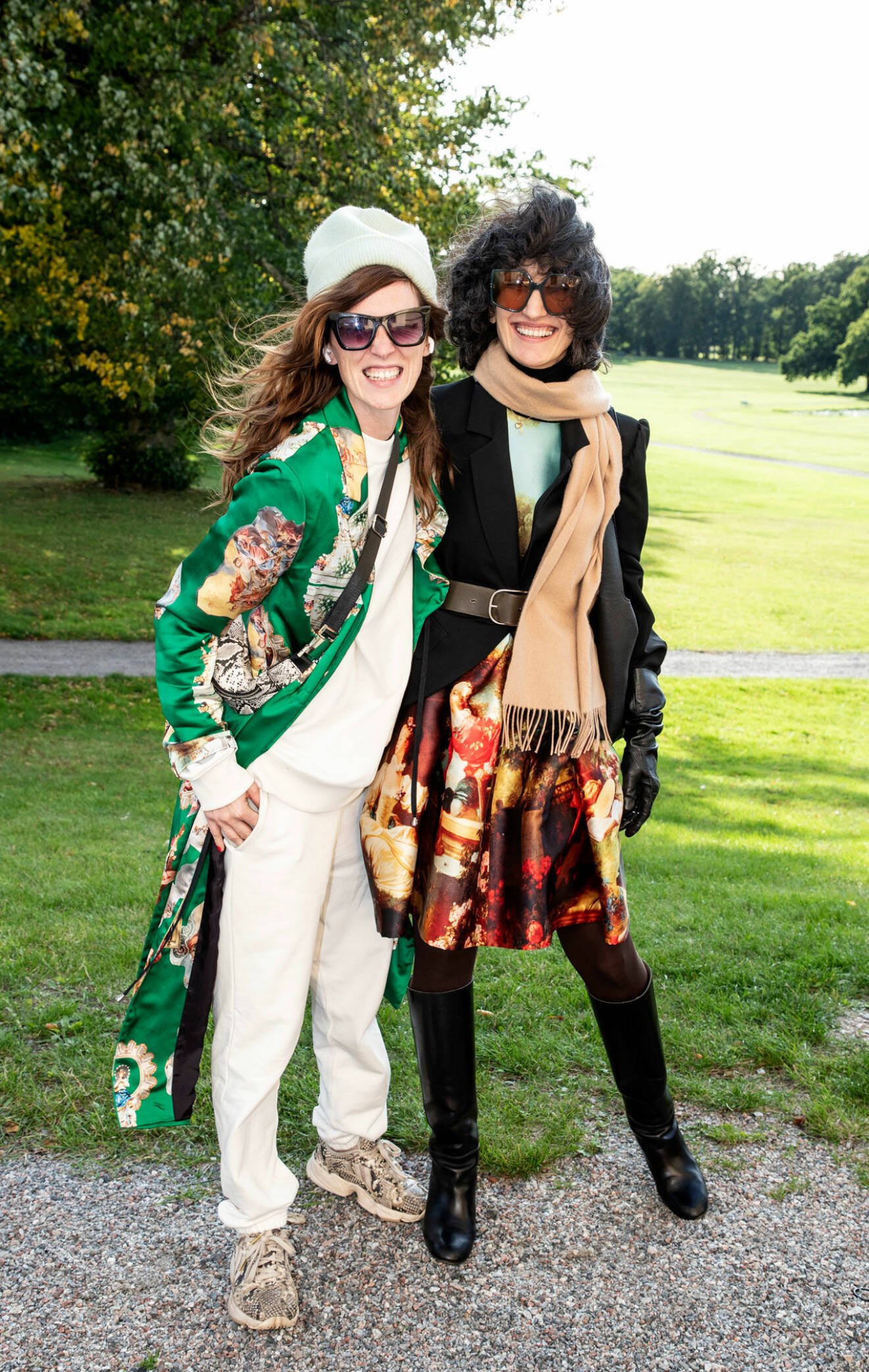 Annie Connor och Marina Kereklidou anländer till modeutställningen.