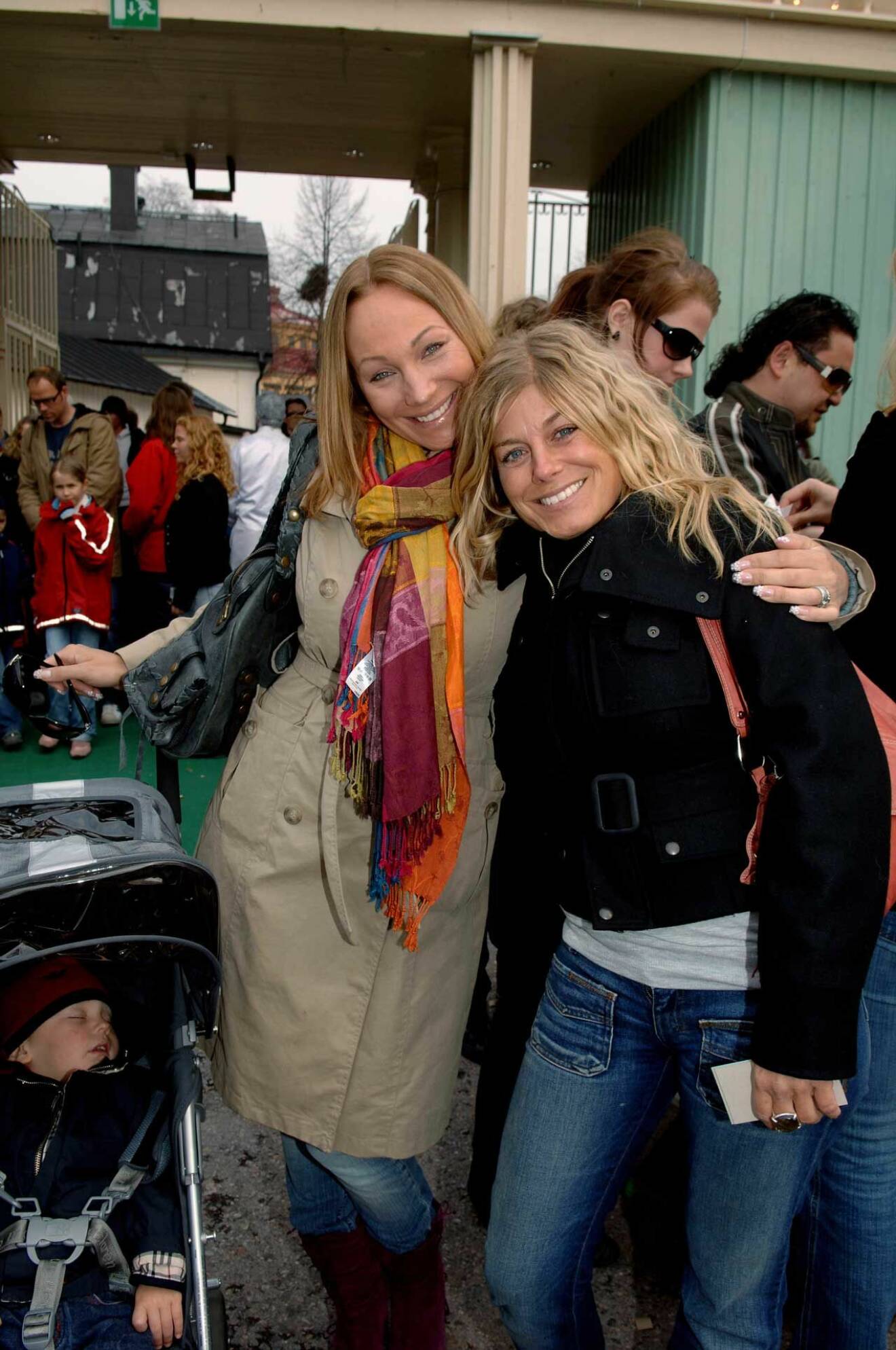 Med svägerskan Charlotte Perrelli på Gröna Lund i april 2006.