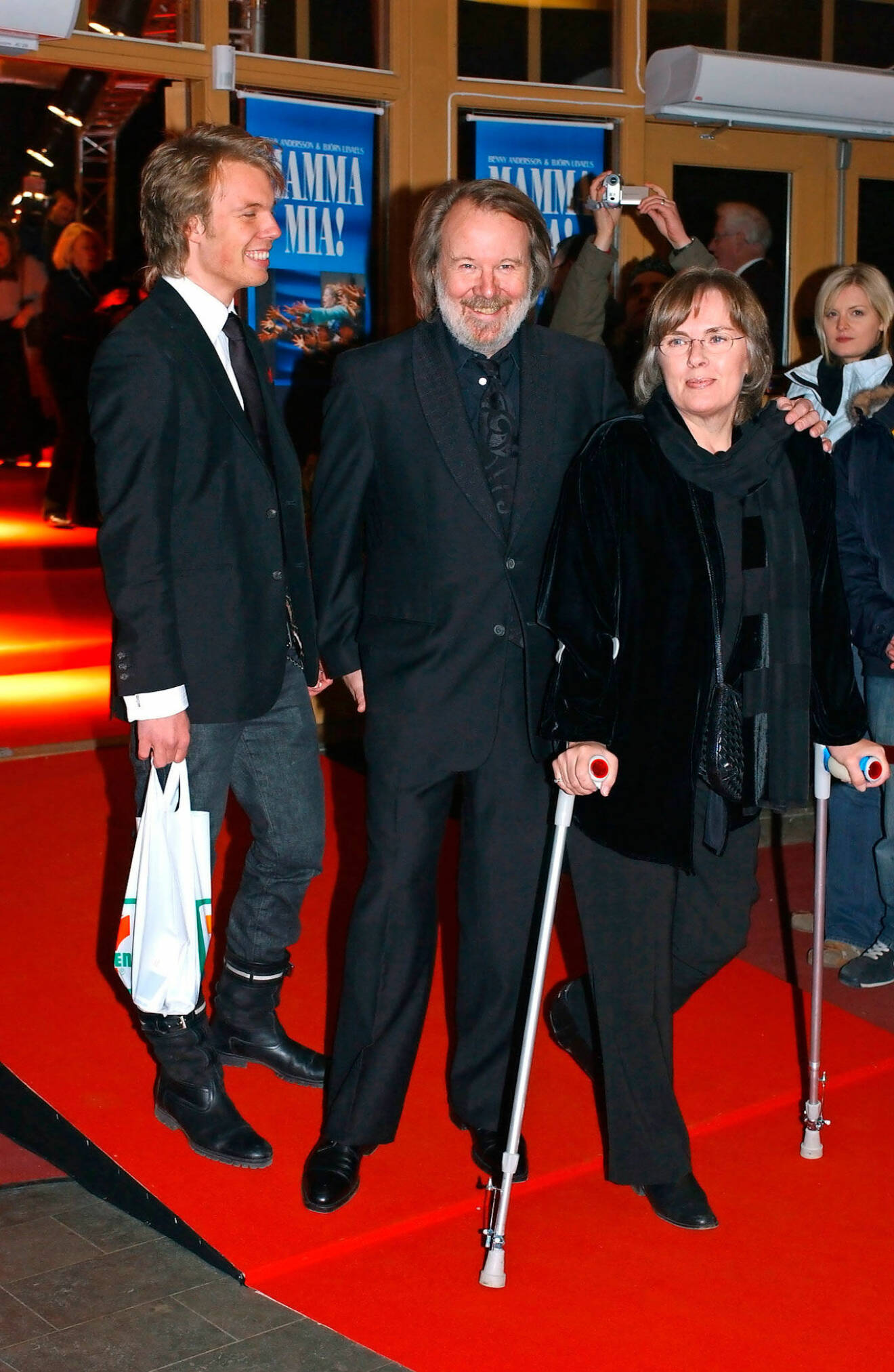 Benny Andersson på röda mattan med hustrun Mona och sonen Ludvig.