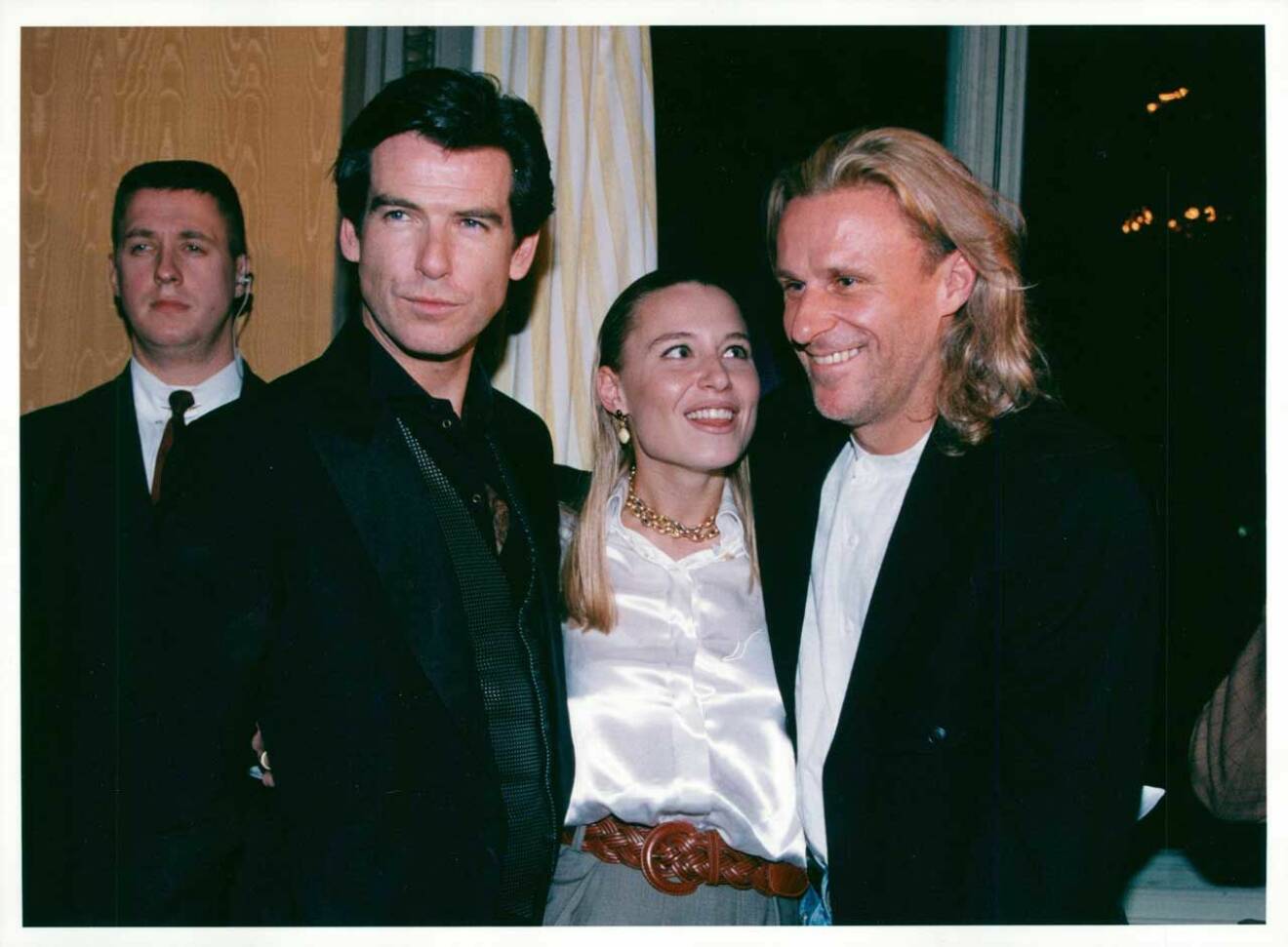 Med Pierce Brosnan och kärleken Kari Bernhart i premiärminglet för den nya James Bond-filmen Goldeneye, Stockholm 1995. 