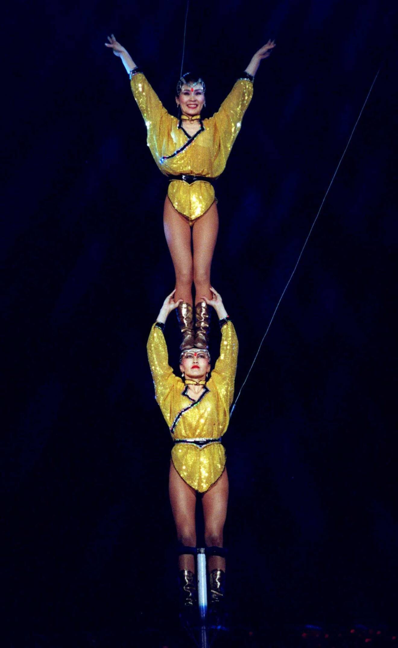 Både styrka och smidighet visade dessa två gymnaster prov på.