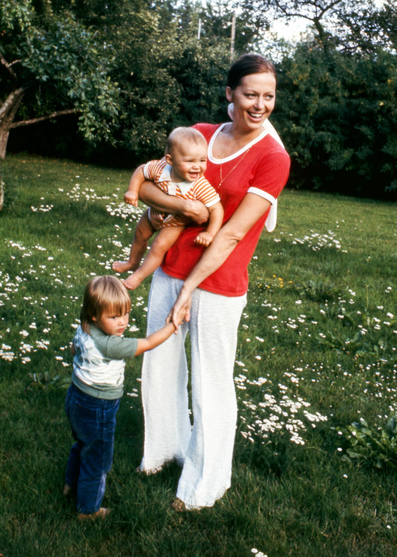 Lycklig mamma! Här år 1970 med dottern Petronella i famnen och kompisbarnet Rebecka vid fötterna.
