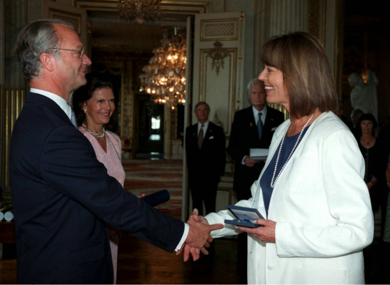 Kunglig belöning! 1997 får Lill H.M Konungens medalj i 8:e storleken i högblått band av kung Carl Gustaf. 
