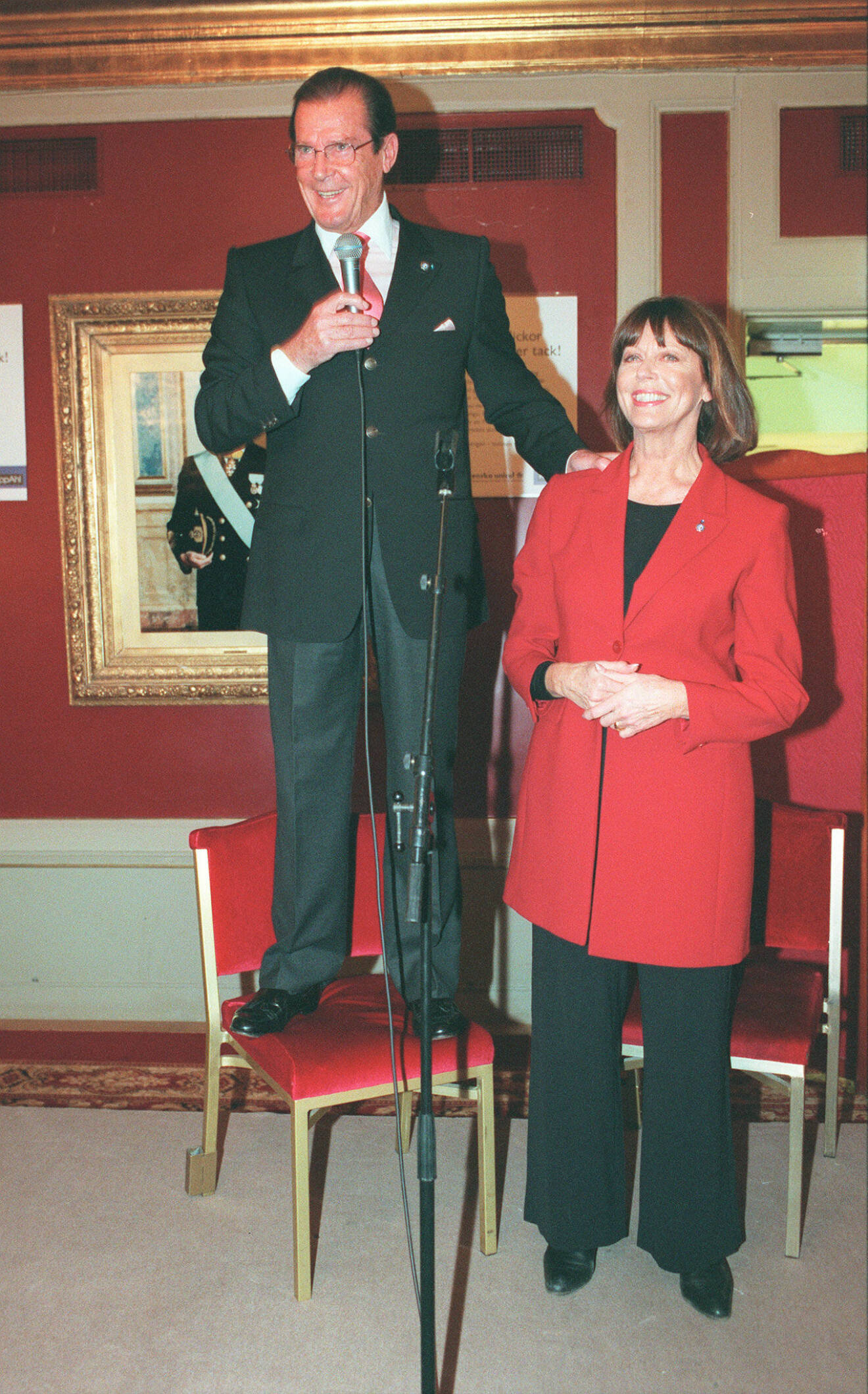 Lill har varit engagerad i UNICEF i många år, här med Roger Moore när Kapp-Ahl ordnade välgörenhetsfest på Grand Hôtel 1999. 