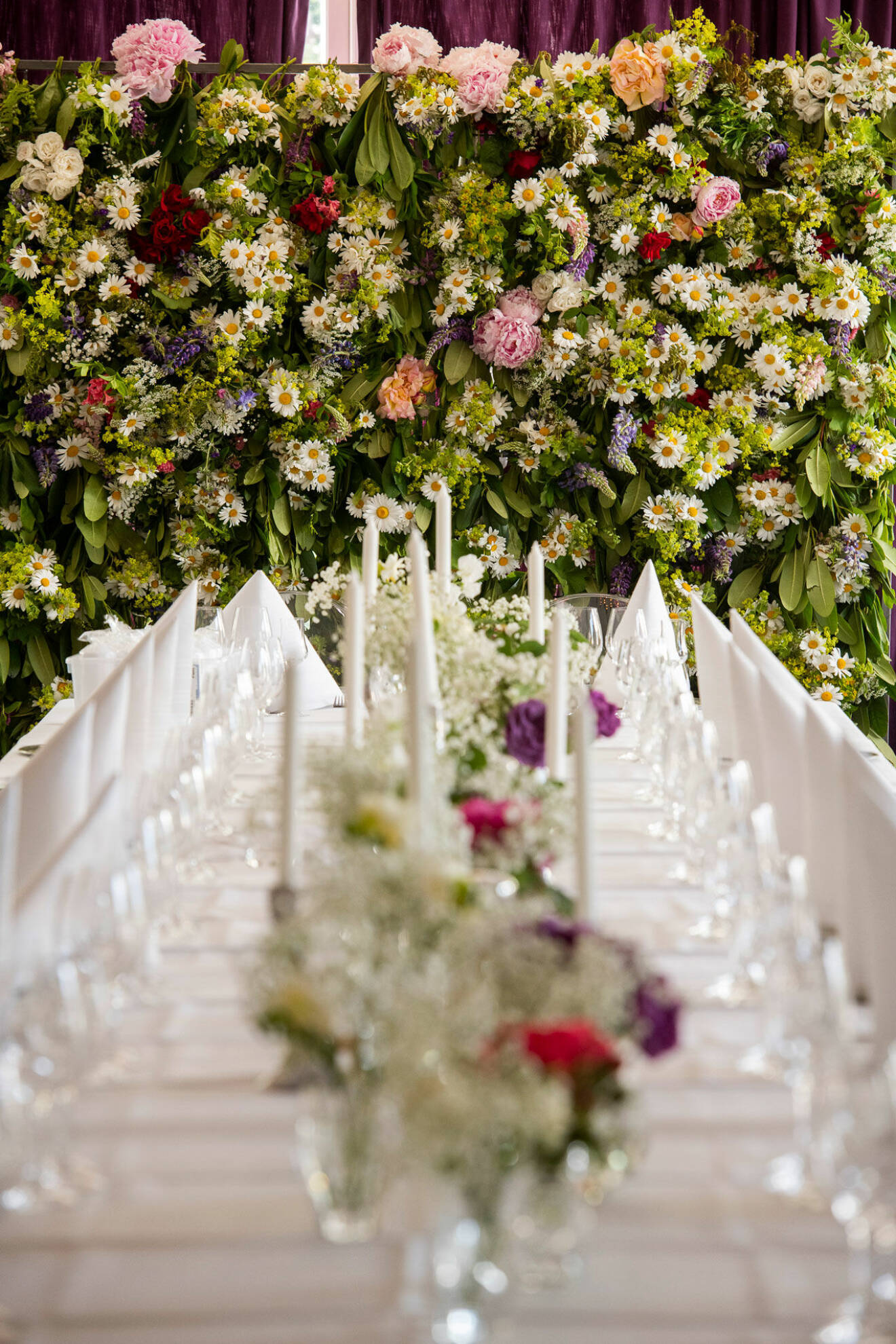 Festens alla blomsteruppsättningar har skapats av brudens mamma Lize-Lotte Carlström.