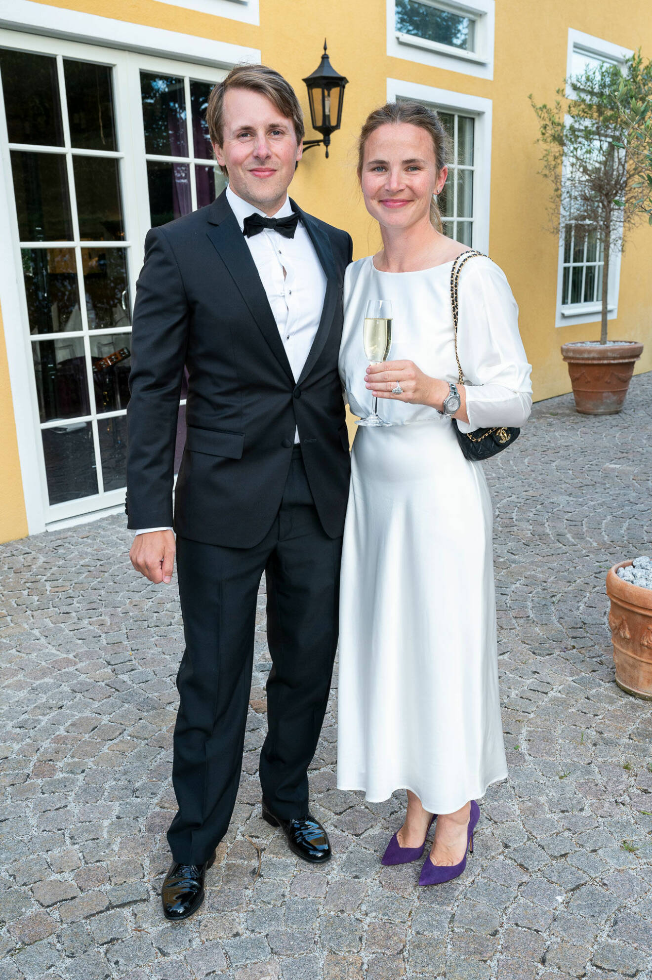 Nygifta och lyckliga är Pierre och Astrid Jarlskog!