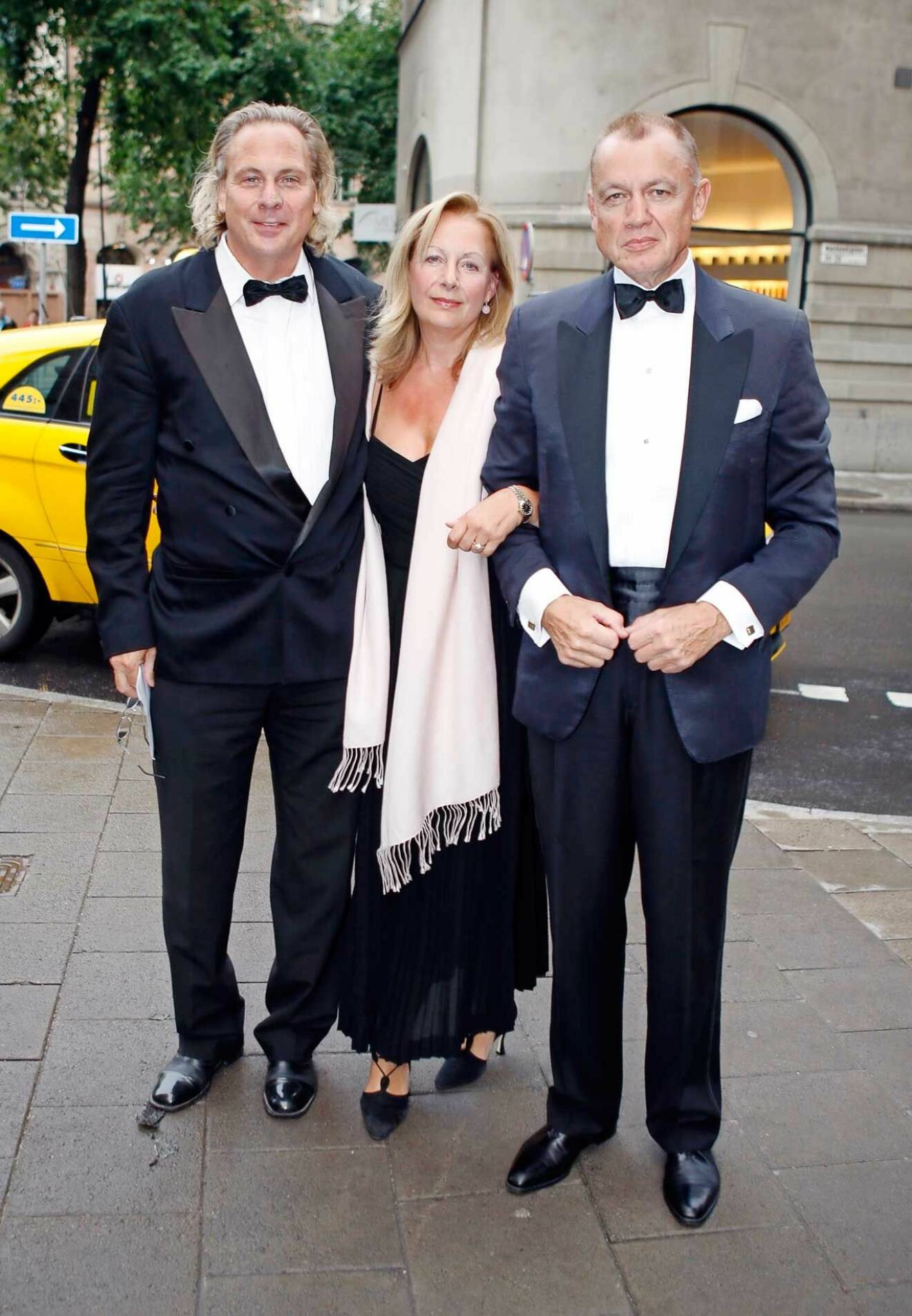 Noppes nära vän Christer Gustafsson anländer till festen med advokat Björn Rosengren och hans hustru Susanne.