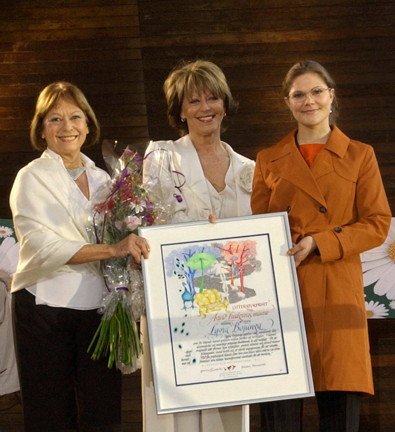 Här delar Lill tillsammans med kronprinsessan ut Litteraturpriset till Astrid Lindgrens minne till den brasilianska författaren Lygia  Bojunga 2004.