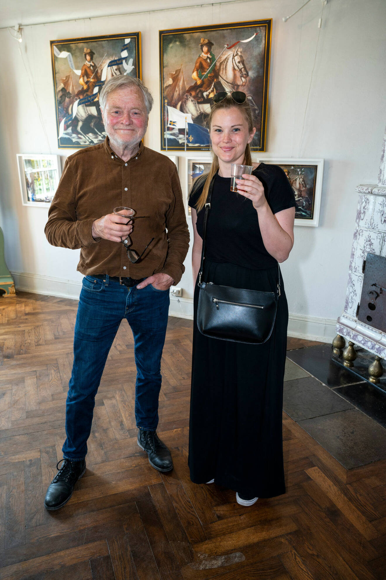 Filmaren Mikael Kristersson från Falsterbo kollade in vernissagen med dottern Tilda.