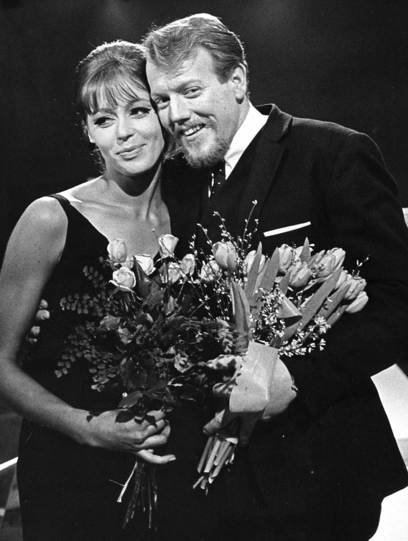 Lill och Svante Thuresson efter segern i den svenska melodifestivalen 1966. Det något annorlunda bidraget hette Nygammal vals.