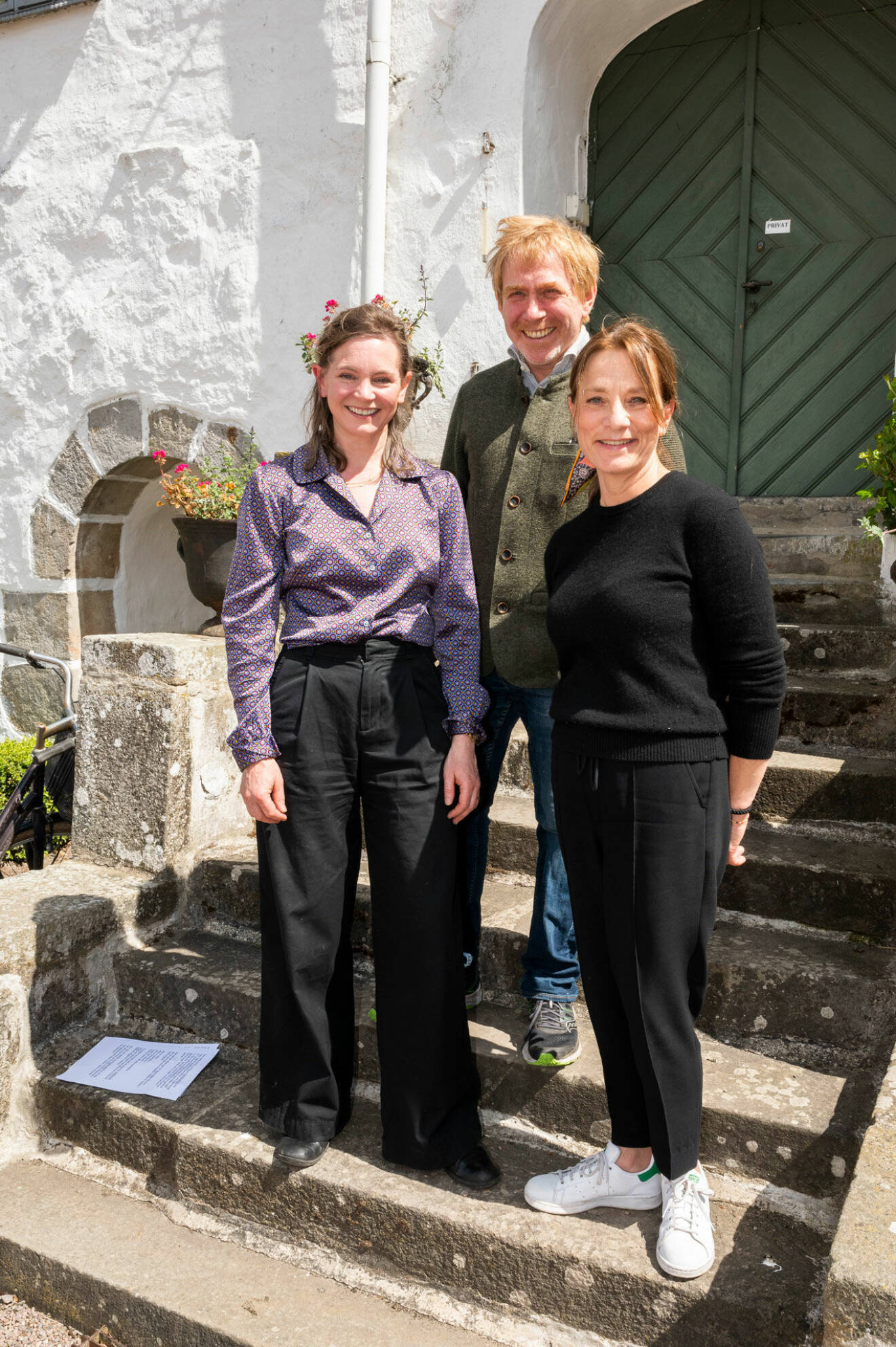 Julia Bonde, curator med maken Aleh Chepp och Maria Lomholt, ansvarig för konstglas på Orrefors Kosta-Boda.