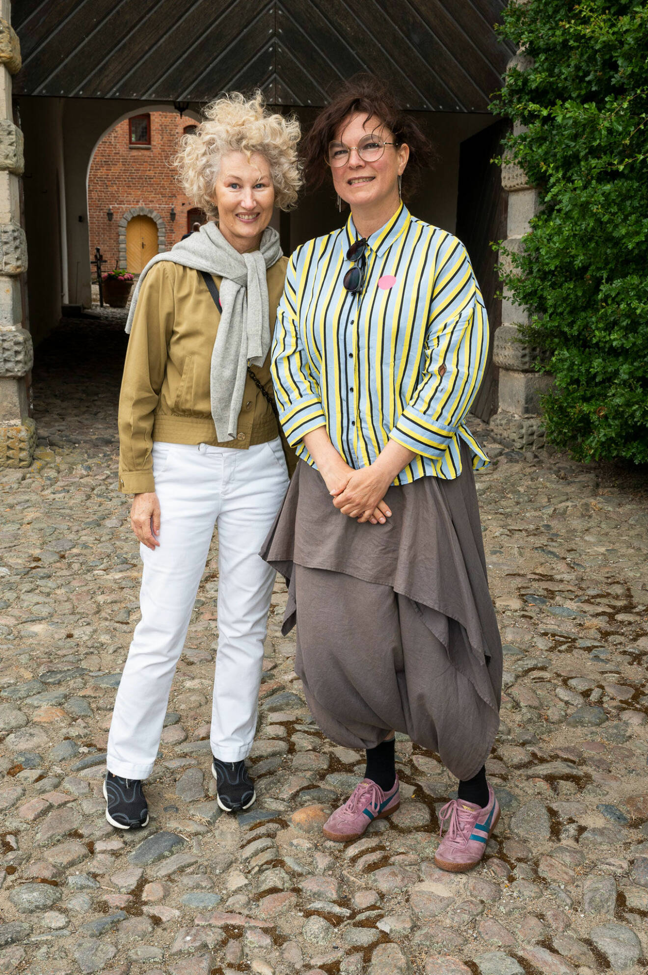 Sofia Bertilsson, pr-konsult för Skarhult med Cecilia Sterner, verksamhetschef för Konstfrämjandet i Skåne.