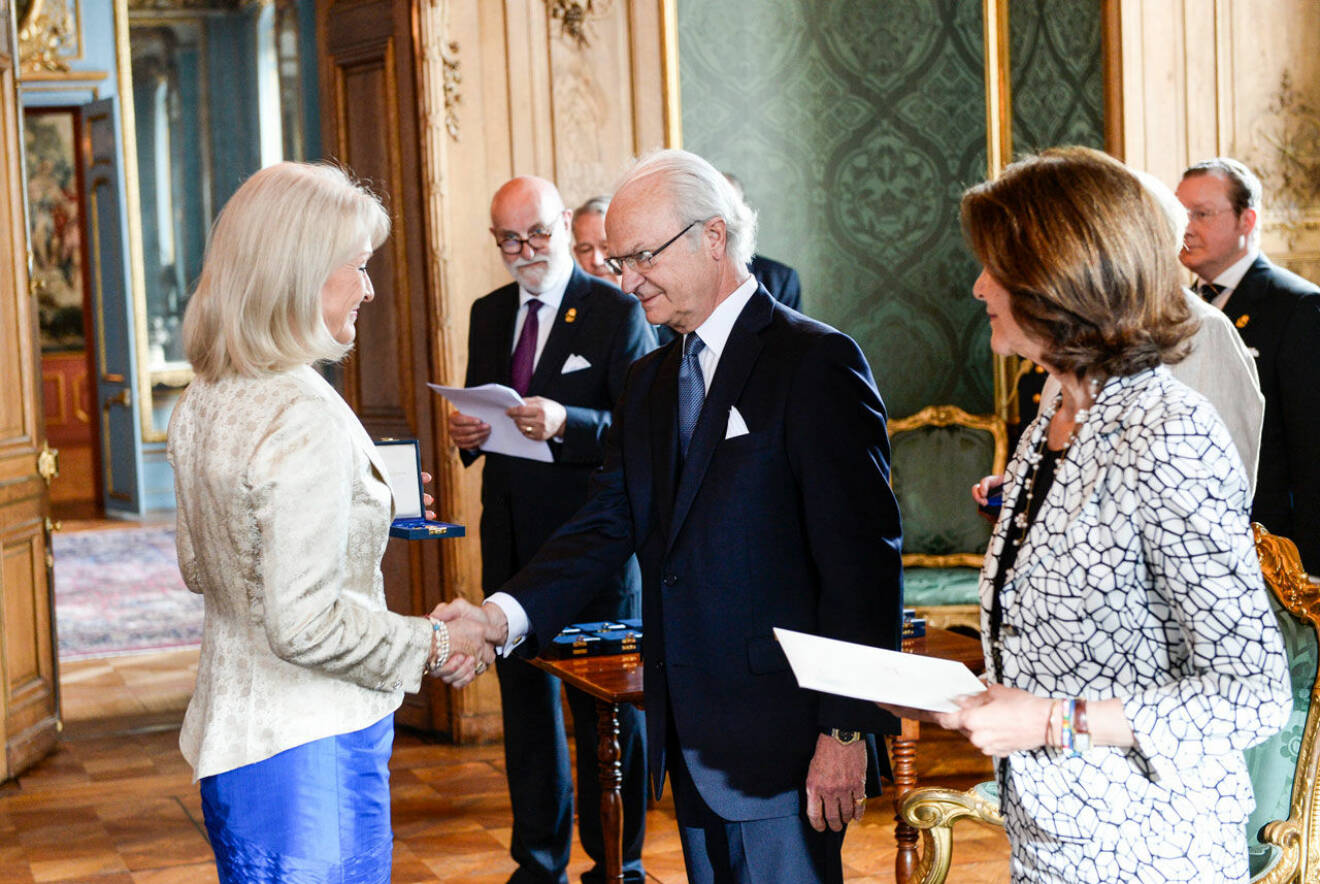 Ett stort ögonblick för Alexandras jobb med att lyfta kvinnors hälsa och jämlik sjukvård. Här tilldelas hon, år 2015, H.M. Konungens medalj i 8:e storleken i högblått band av kungen och drottningen vid medaljceremonin på slottet.