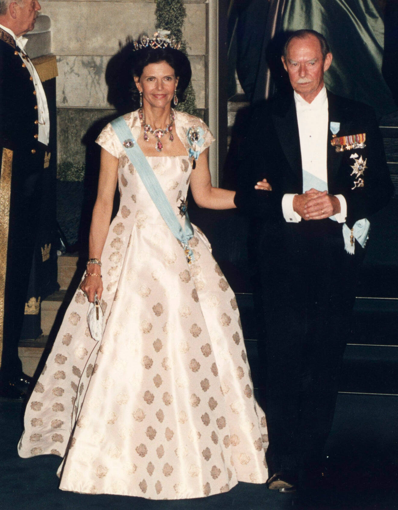 Drottningen är så vacker i sin Zehnder-klänning! Här eskorteras hon till banketten av storhertigen av Luxemburg. 