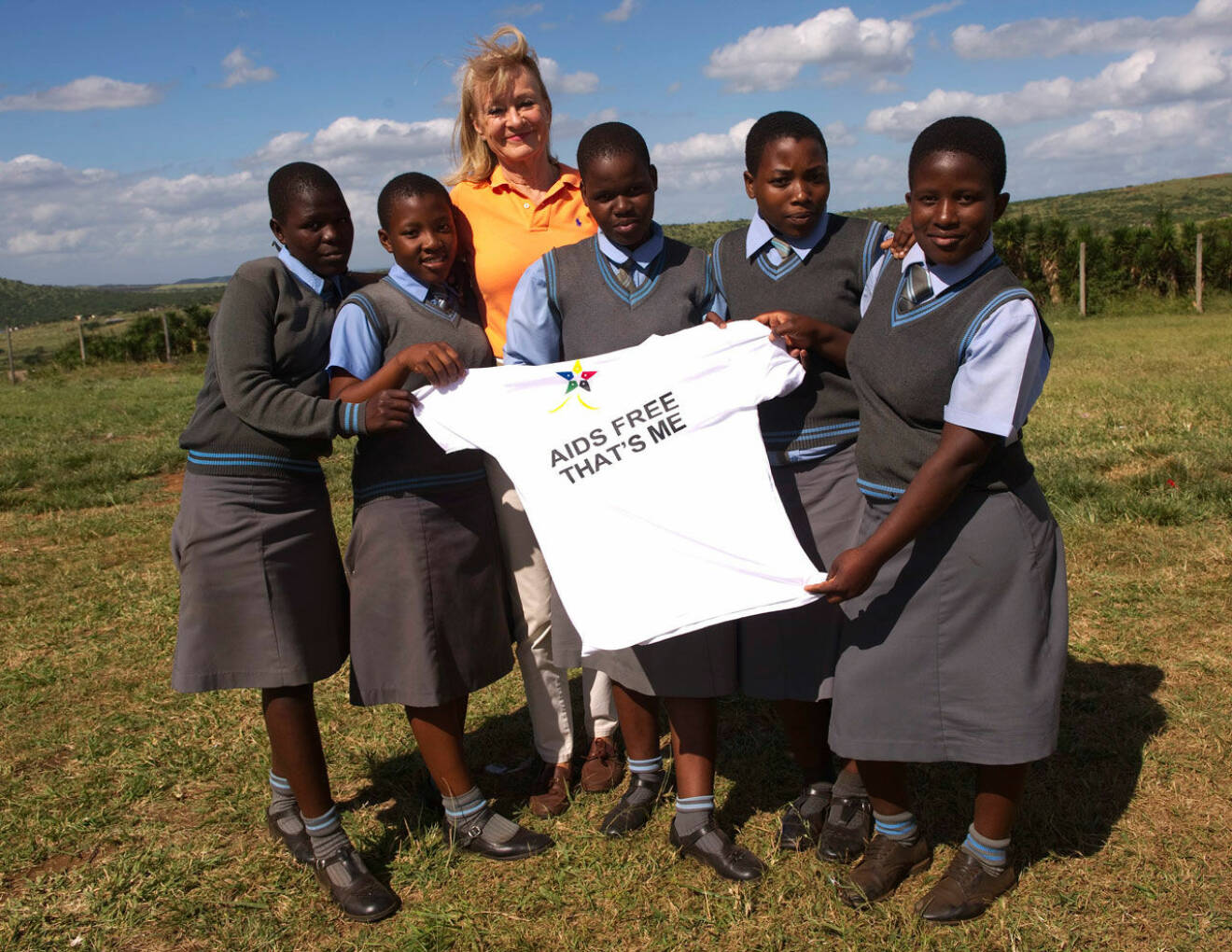 Och från röda mattan till Sydafrika där Alexandra sedan många år tillbaka engagerar sig i Star For Lifes arbete, bland annat med att bygga skolor och bekämpa spridning av AIDS.