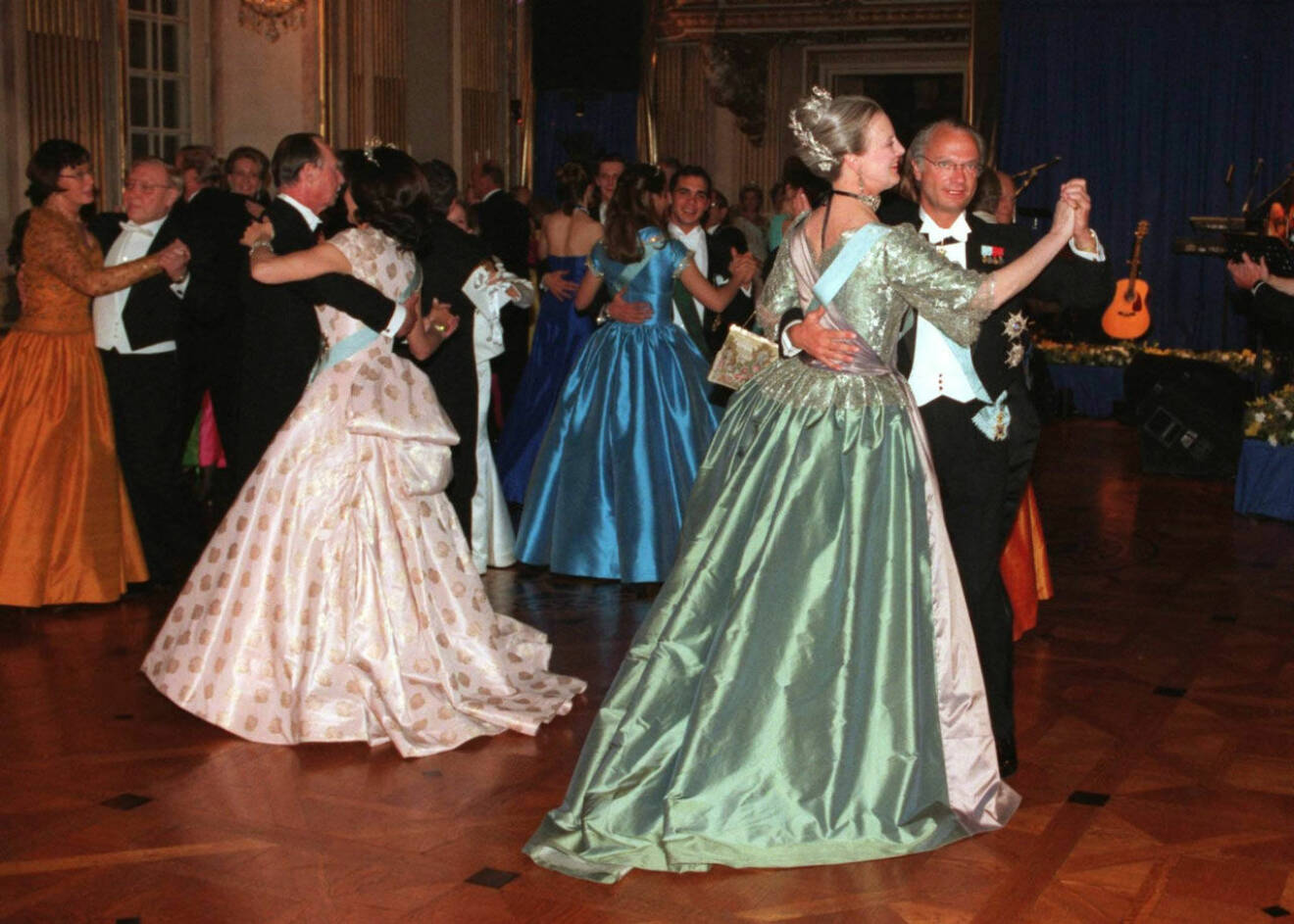 Som det dansades! Här ses kungen ta en sväng om med kusinen, drottning Margrethe av Danmark och vid sidan dansar drottning Silvia.
