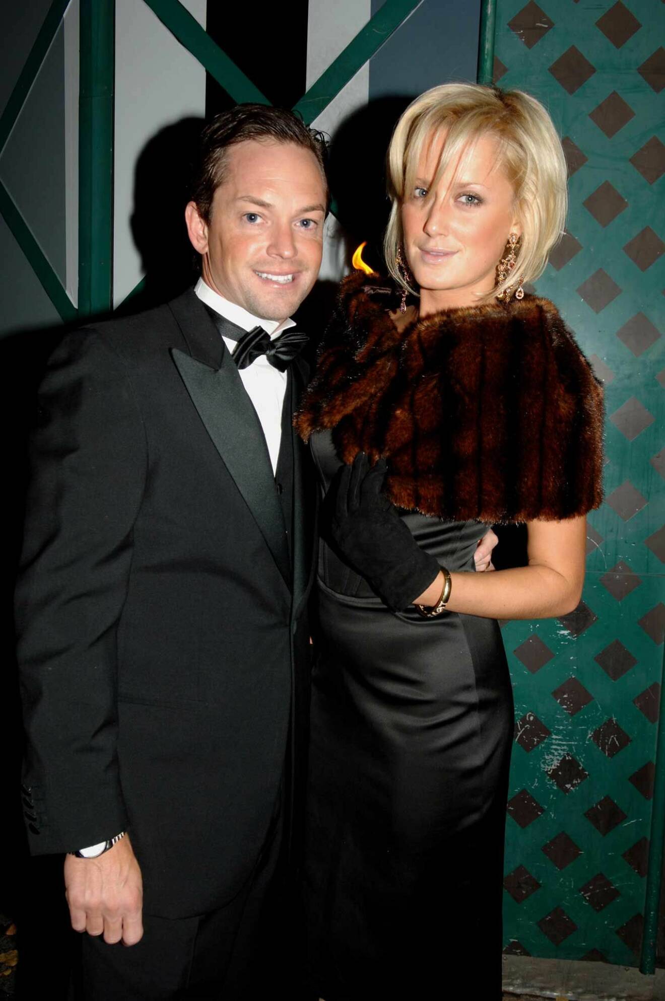 Hollywoodproducenten Andreas Carlsson med flickvännen Erika Johnson i svarta handskar.