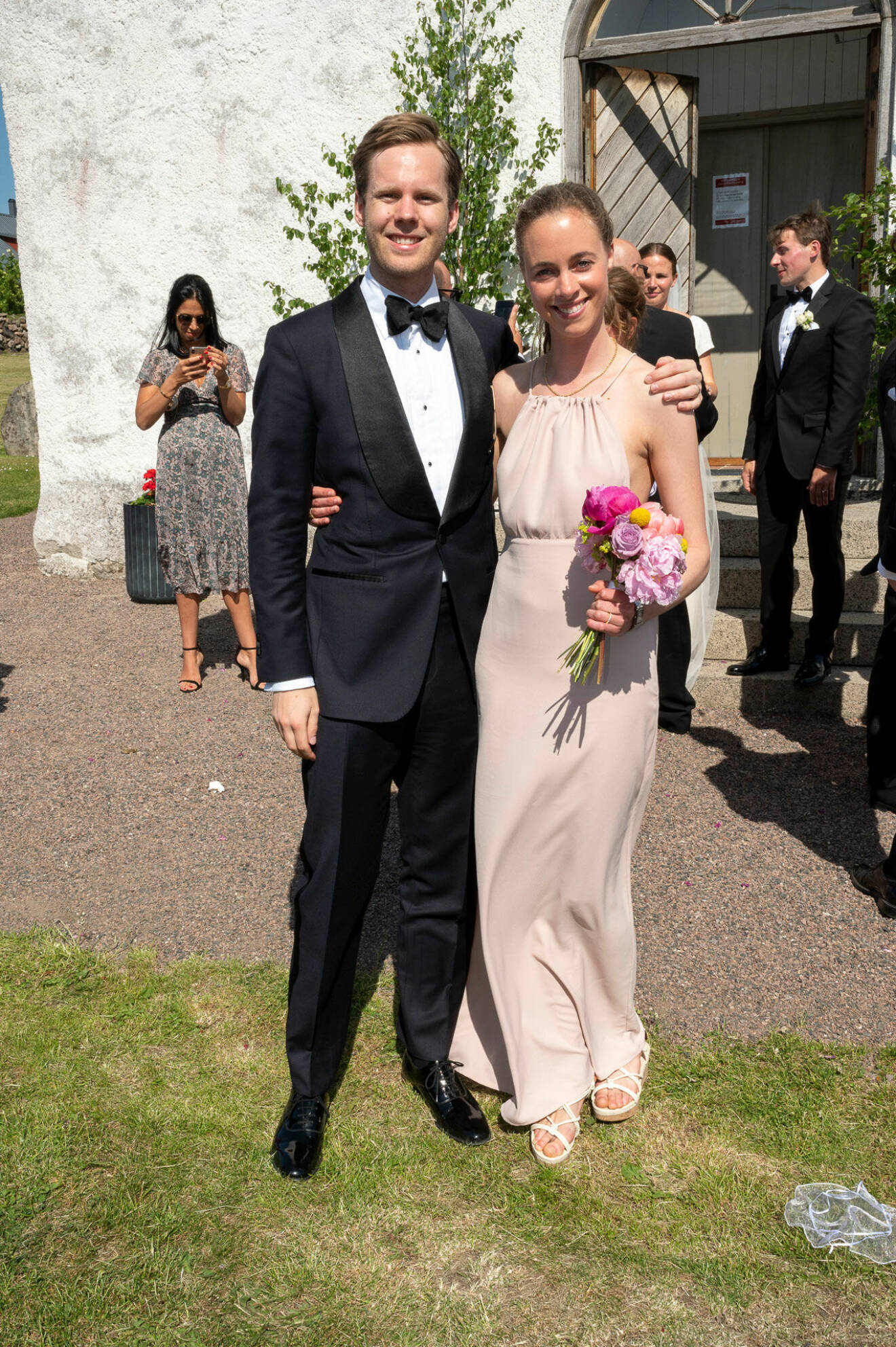 Markus Andersson med fästmön och brudtärnan Josefin Berntson.