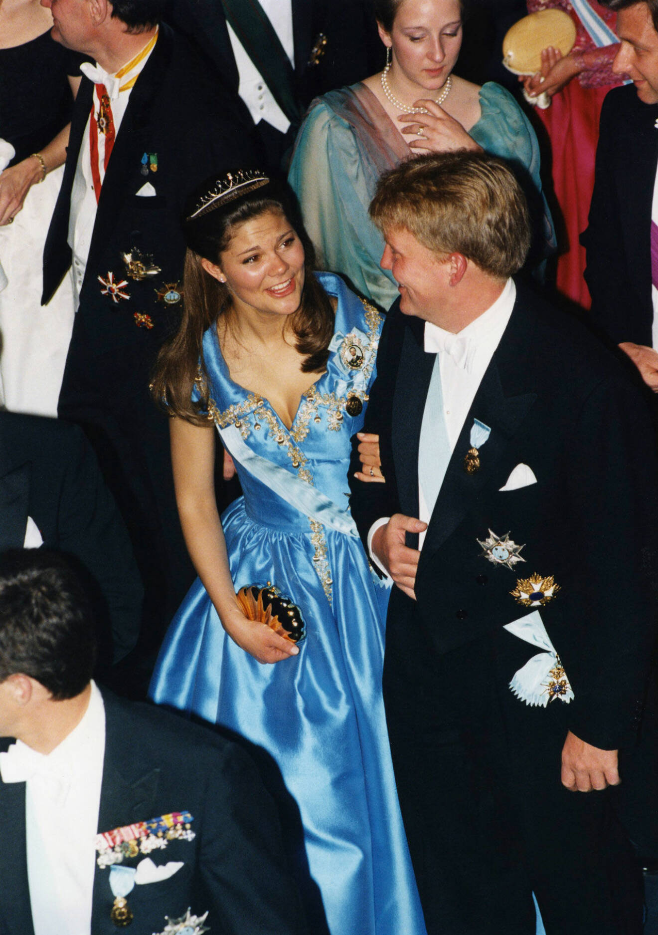 Härliga skratt mellan kronprinsessan Victoria och prins Willem-Alexander på väg in till galamiddagen på slottet. 