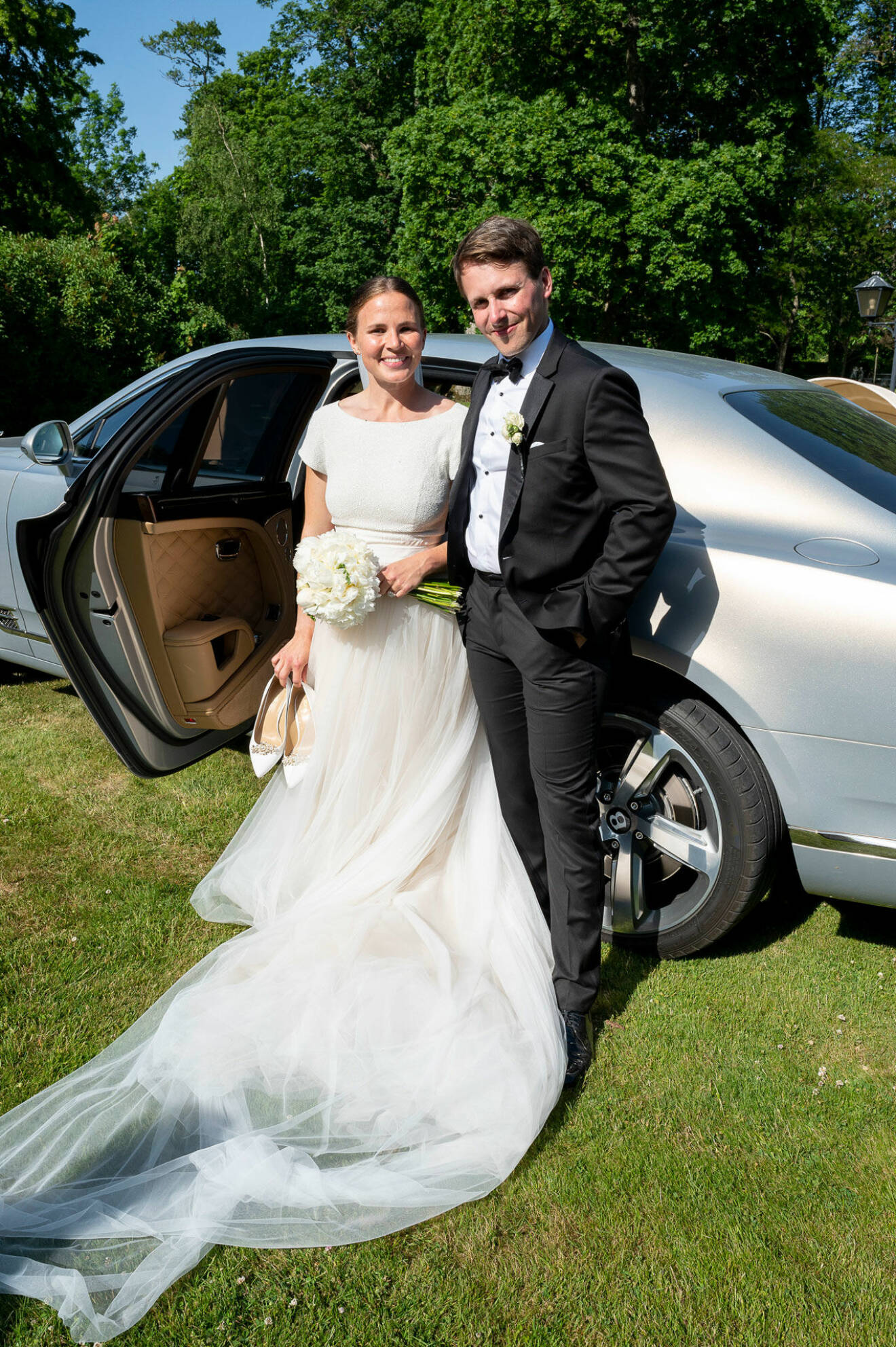 En liten åktur med champagne i brudgummens fars Anders Jarlskogs imponerande eleganta Bentley Mulsanne förgyllde bröllopet.